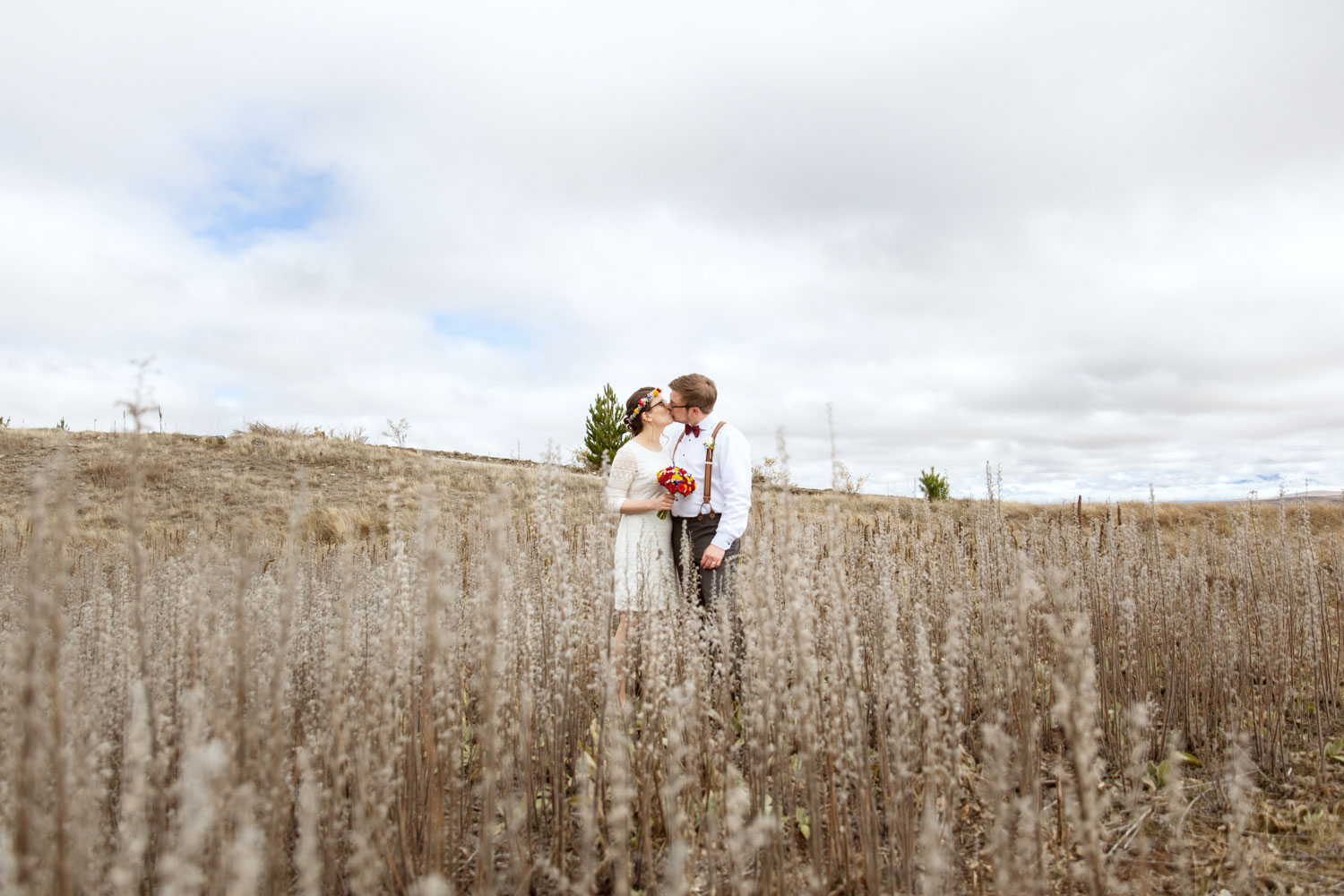 lake tekapo wedding couple kissing in field