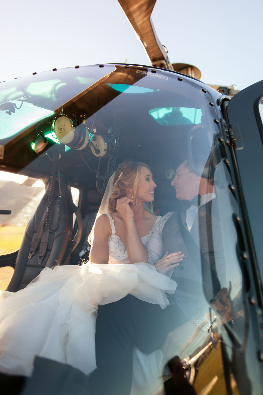 destination wedding helicopter kiss