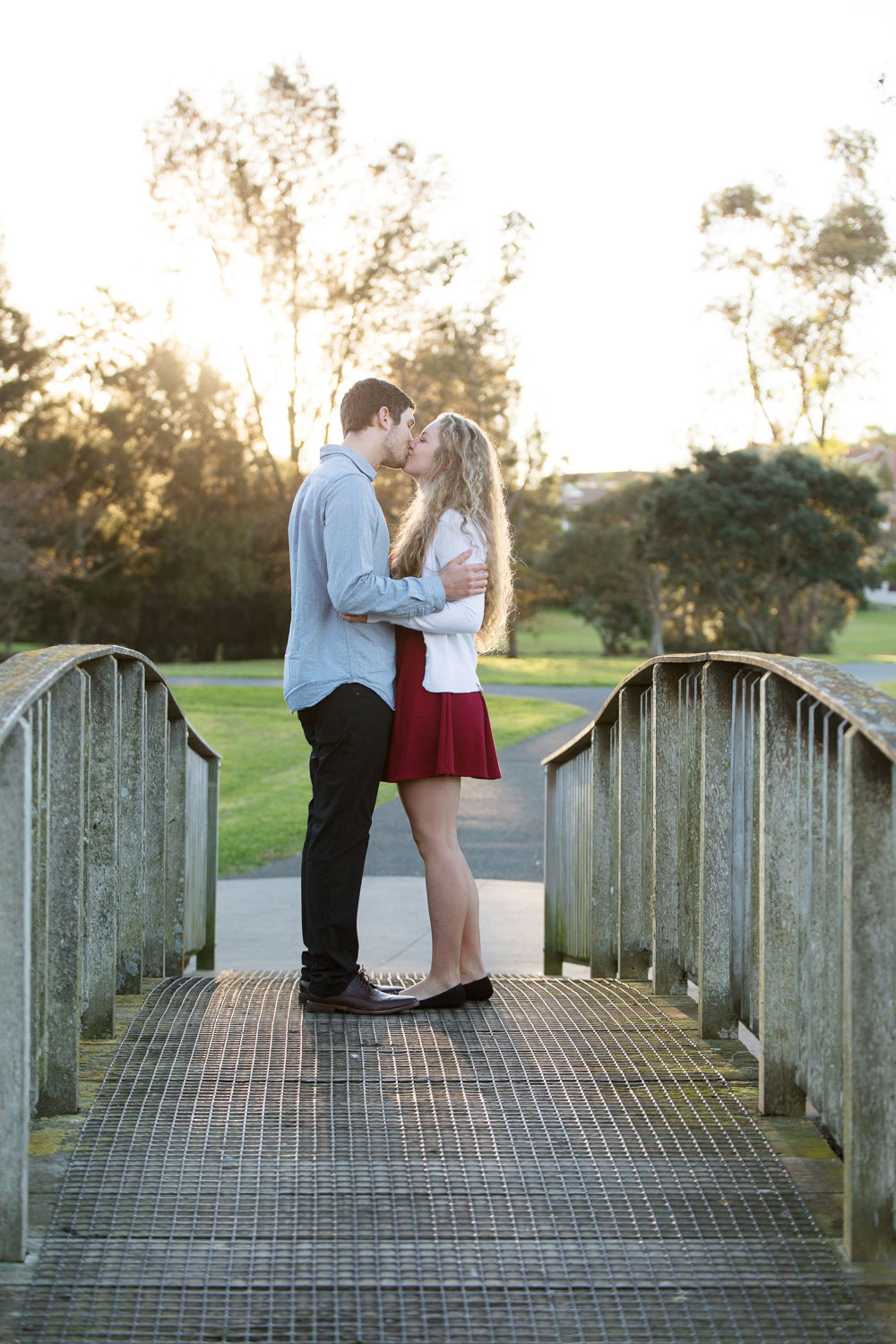 auckland engagement photo couple kiss on bridge