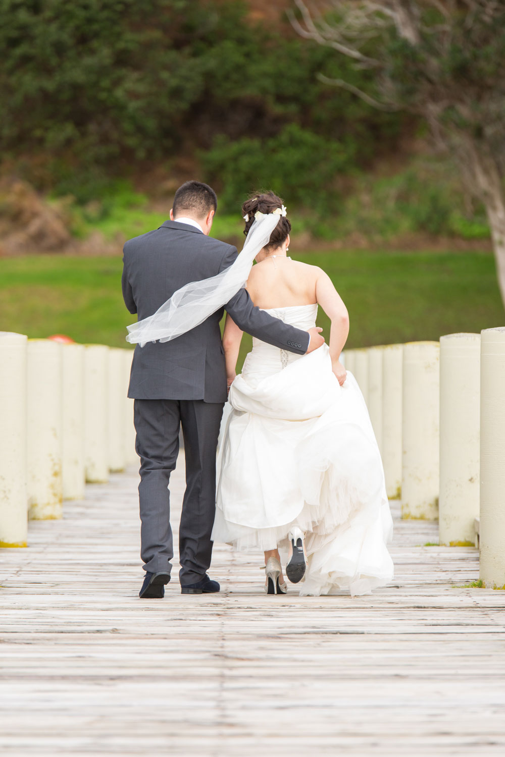 auckland maraetai wedding couple walks off after first look