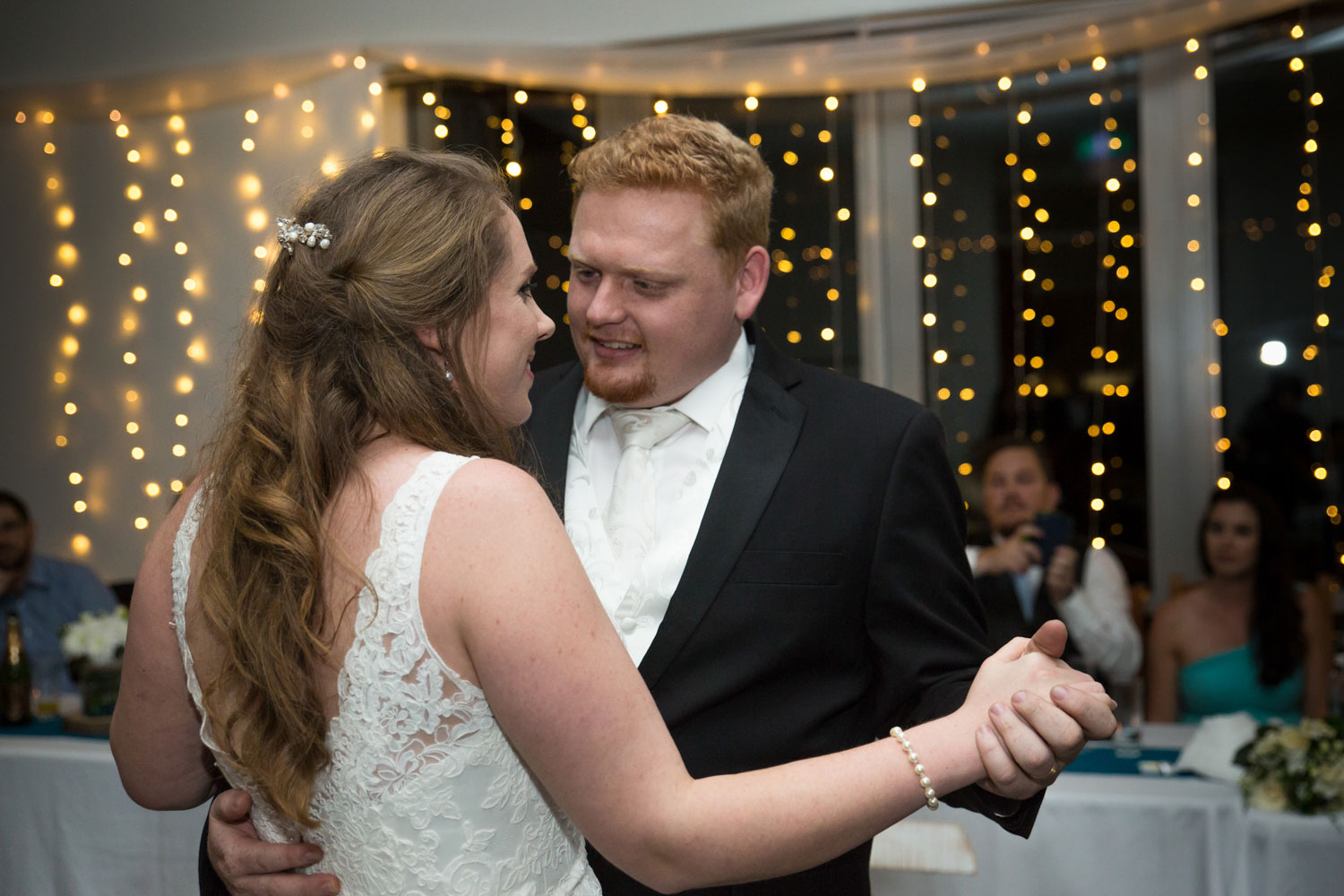 auckland wedding couple first dance