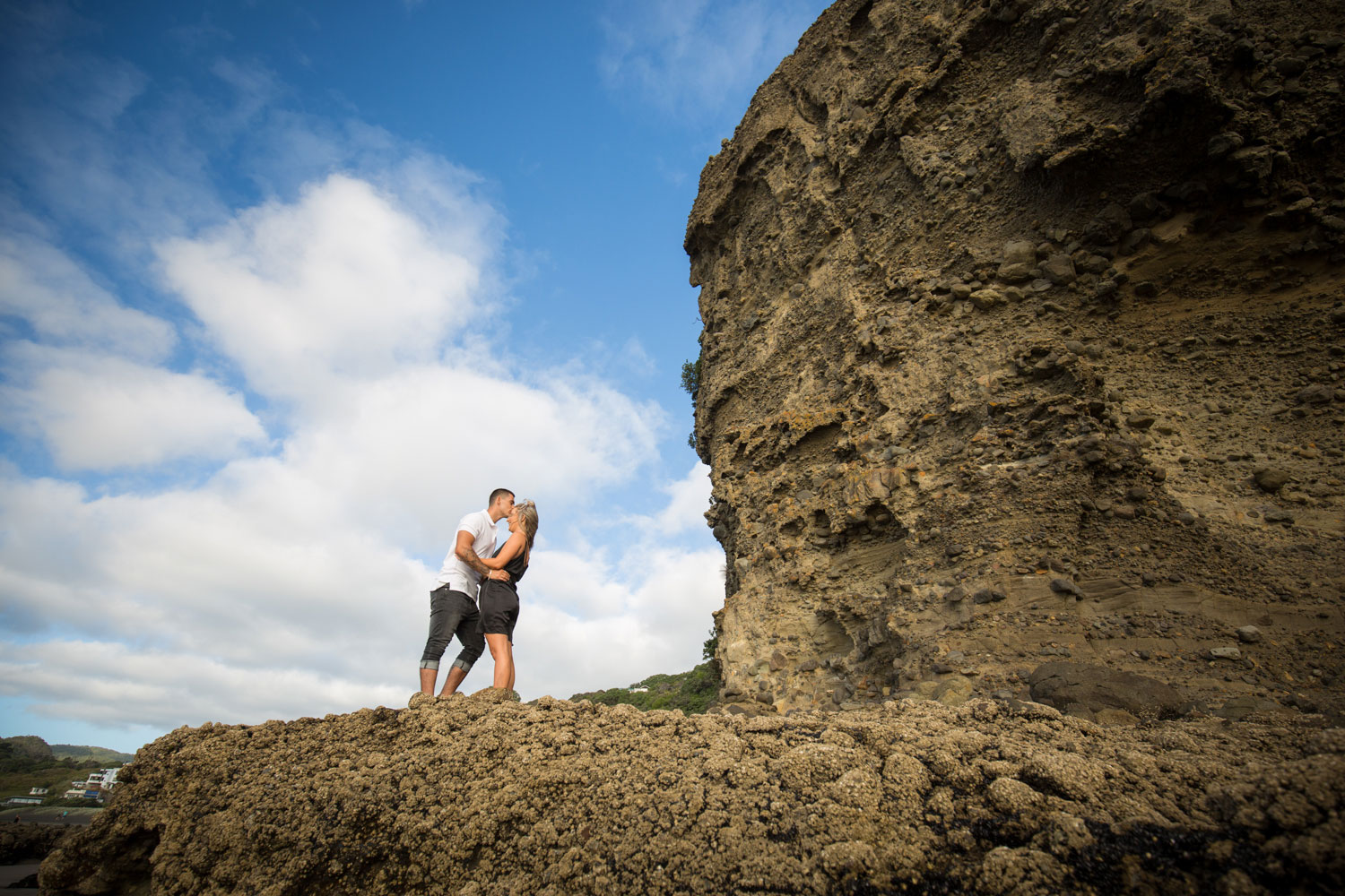 couple on rocks piha