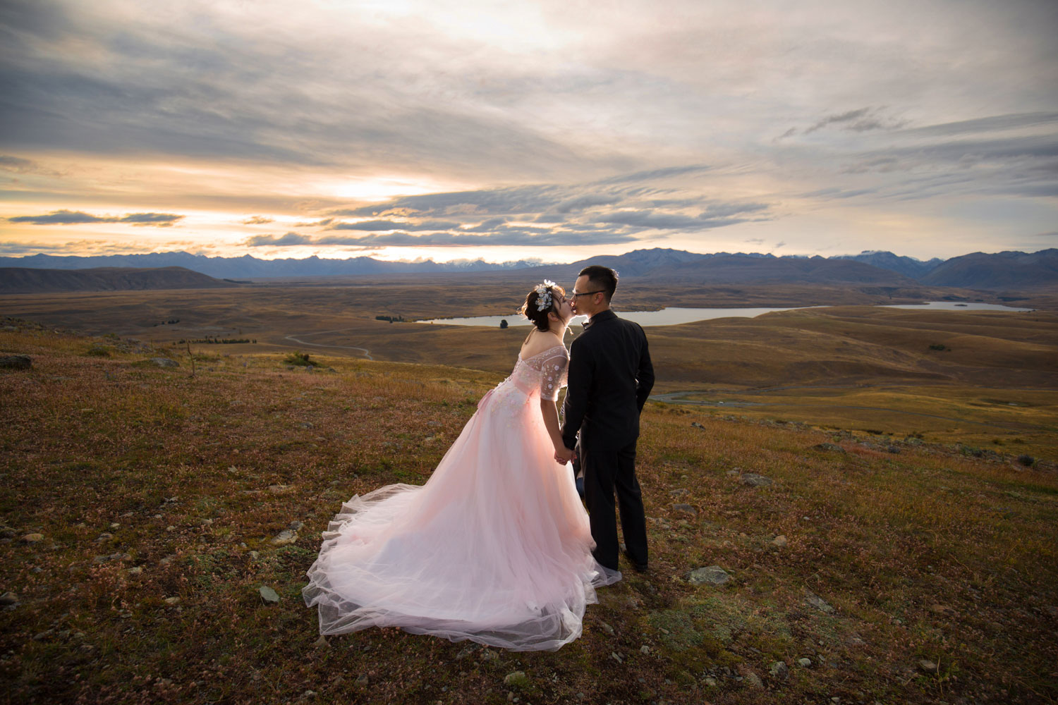 couple kiss backlit