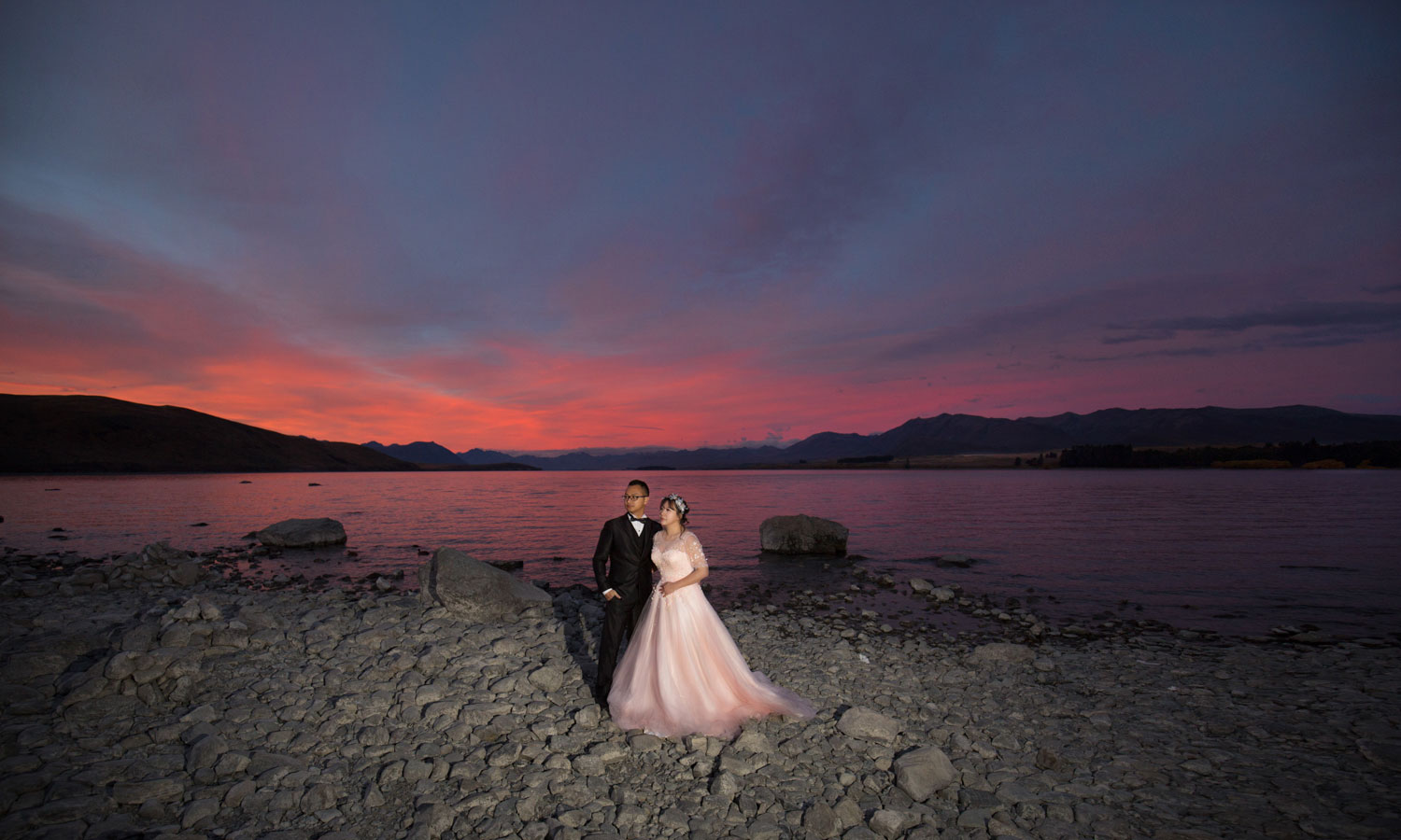 couple lake tekapo red sunset