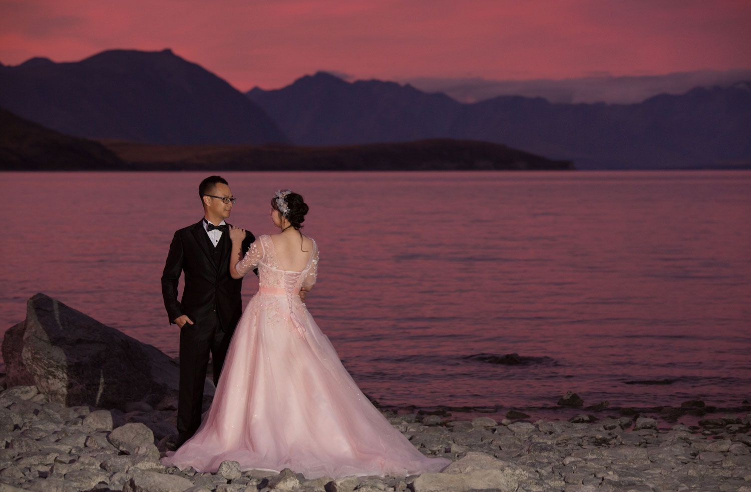 bride and groom lake tekapo sunset
