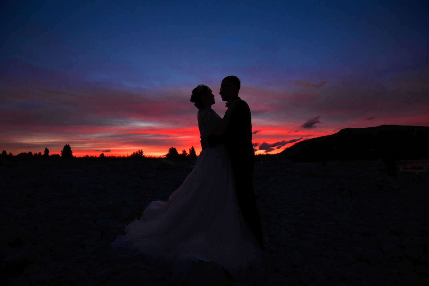 couple sillhouette tekapo sunset