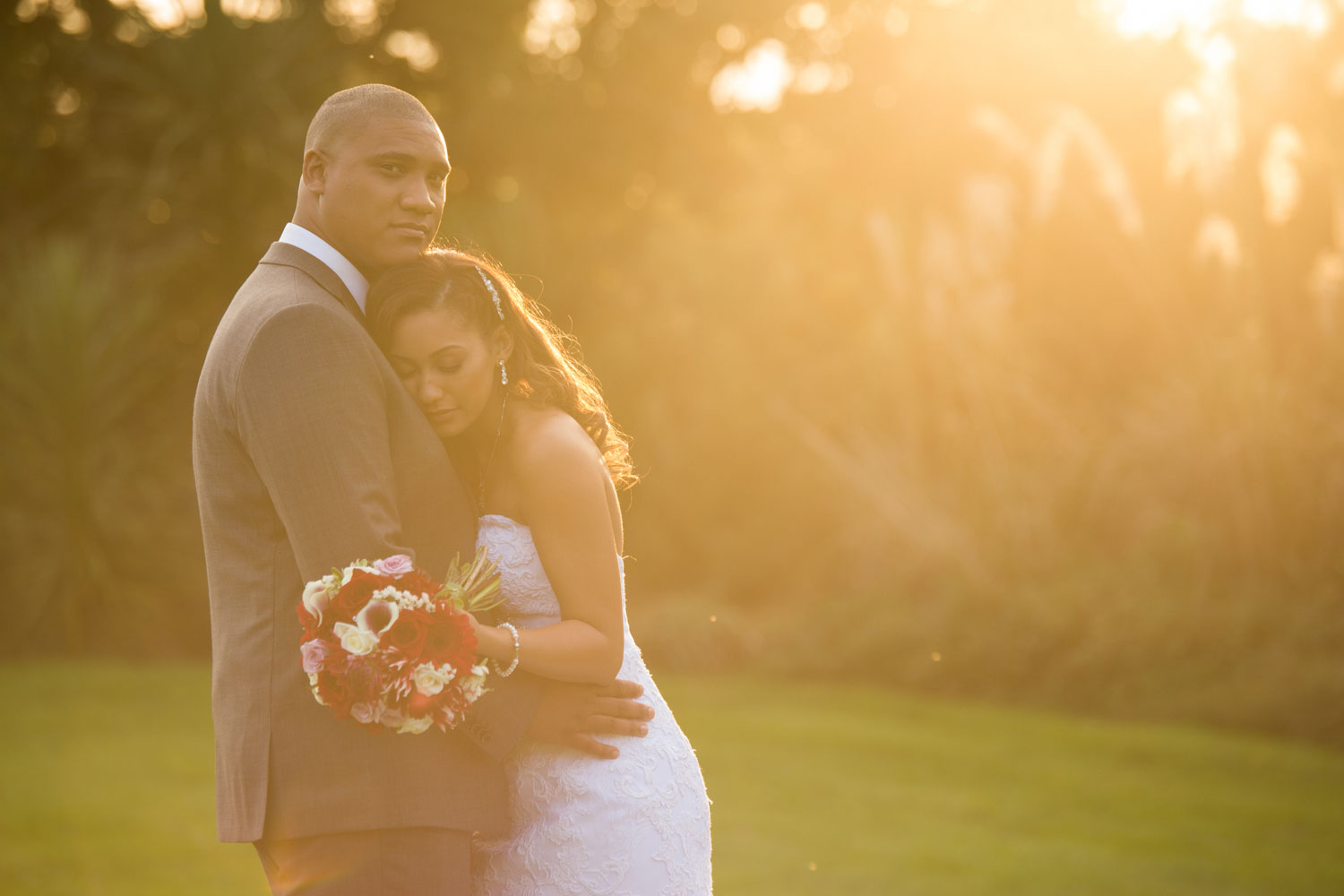 auckland botanic gardens wedding couple photo in sunset