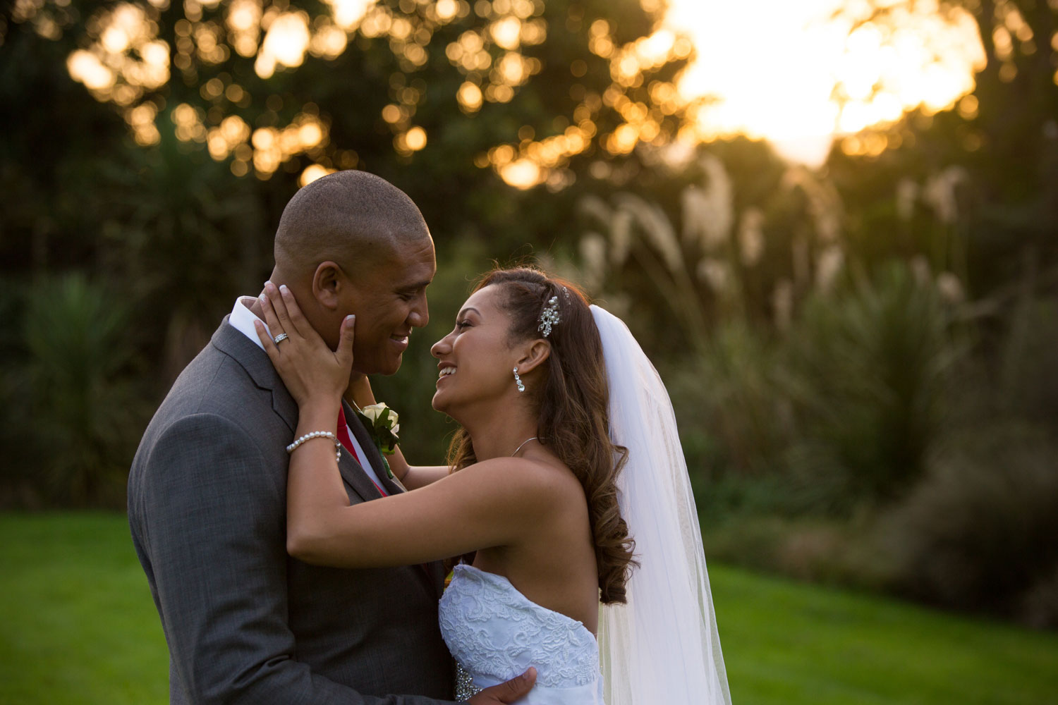 auckland botanic gardens wedding couple close up sunset