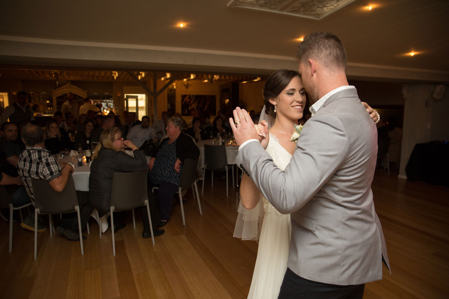 auckland wedding couple first dance