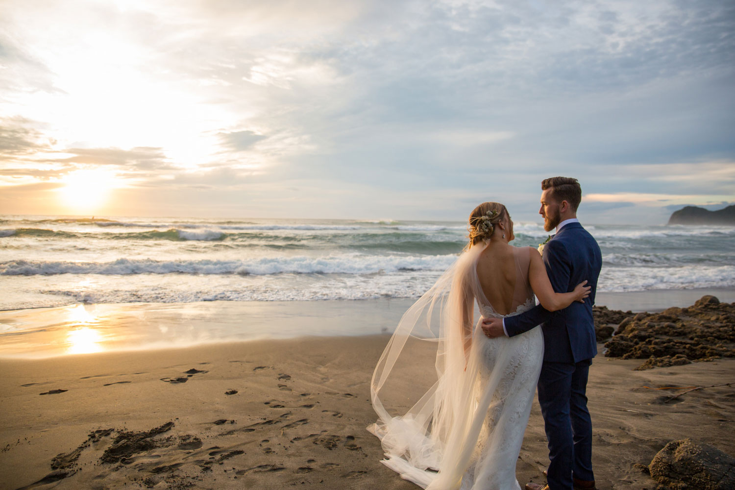 auckland wedding piha beach couple photo