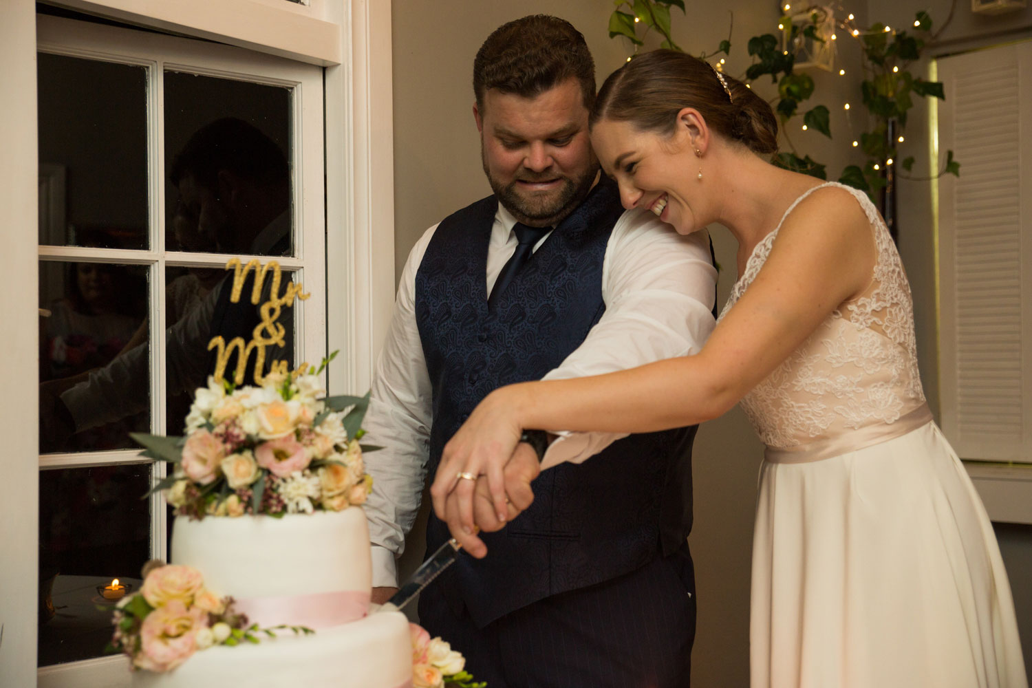 wedding photography auckland couple cut the cake