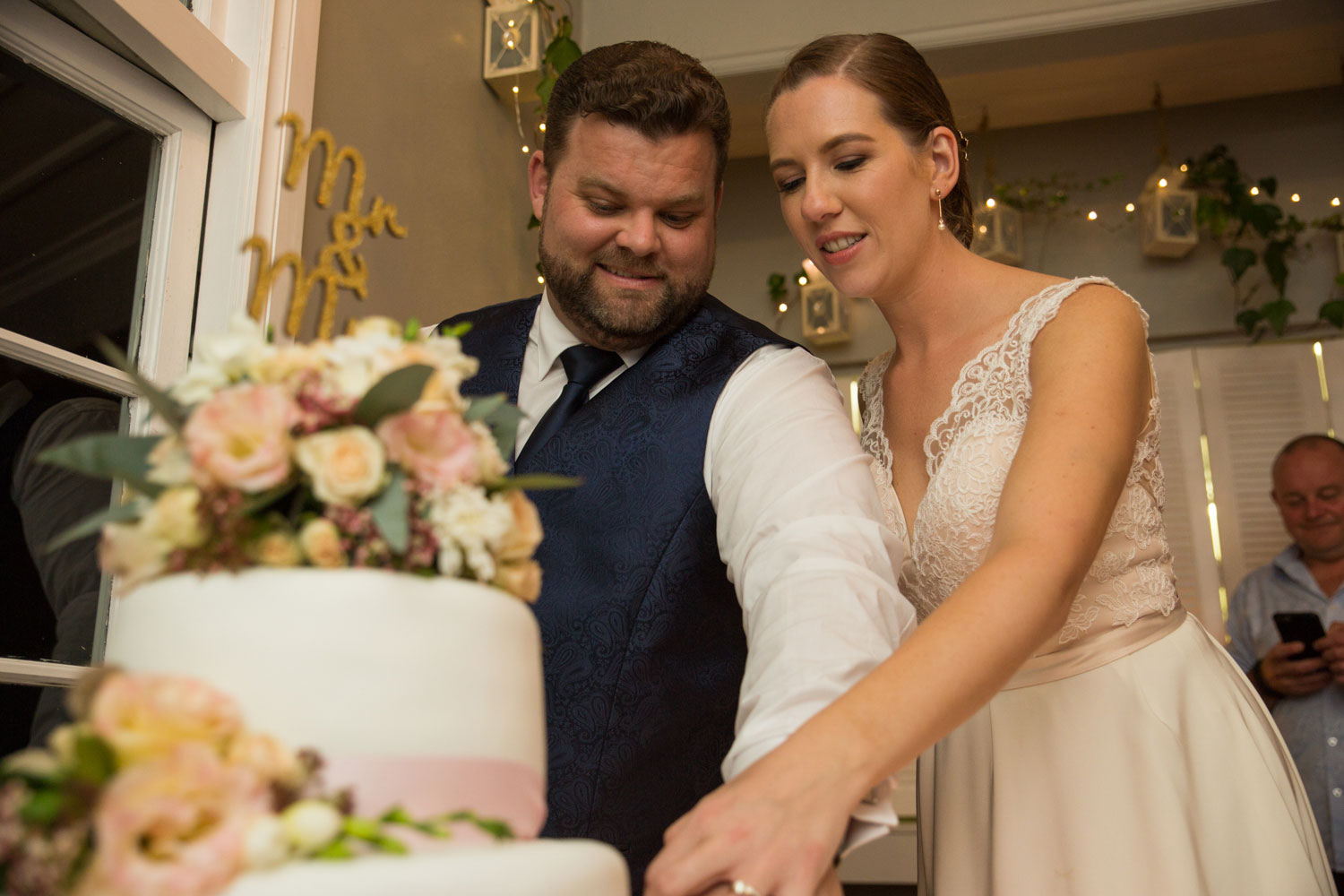 wedding photography auckland cake cutting