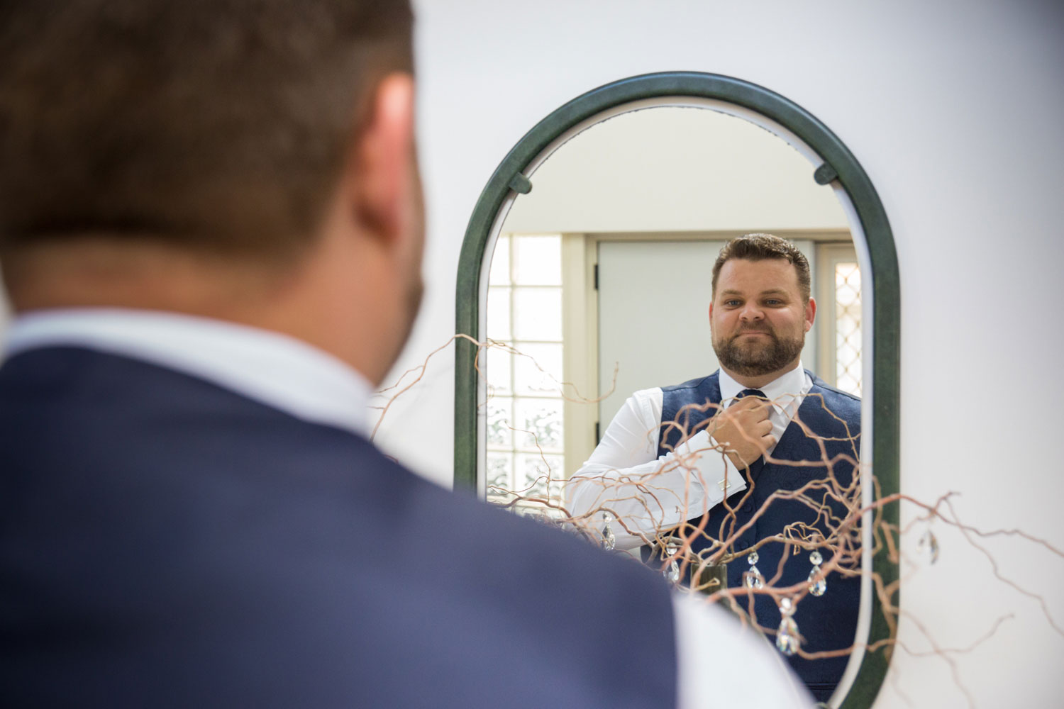 wedding photographer auckland groom mirror reflection