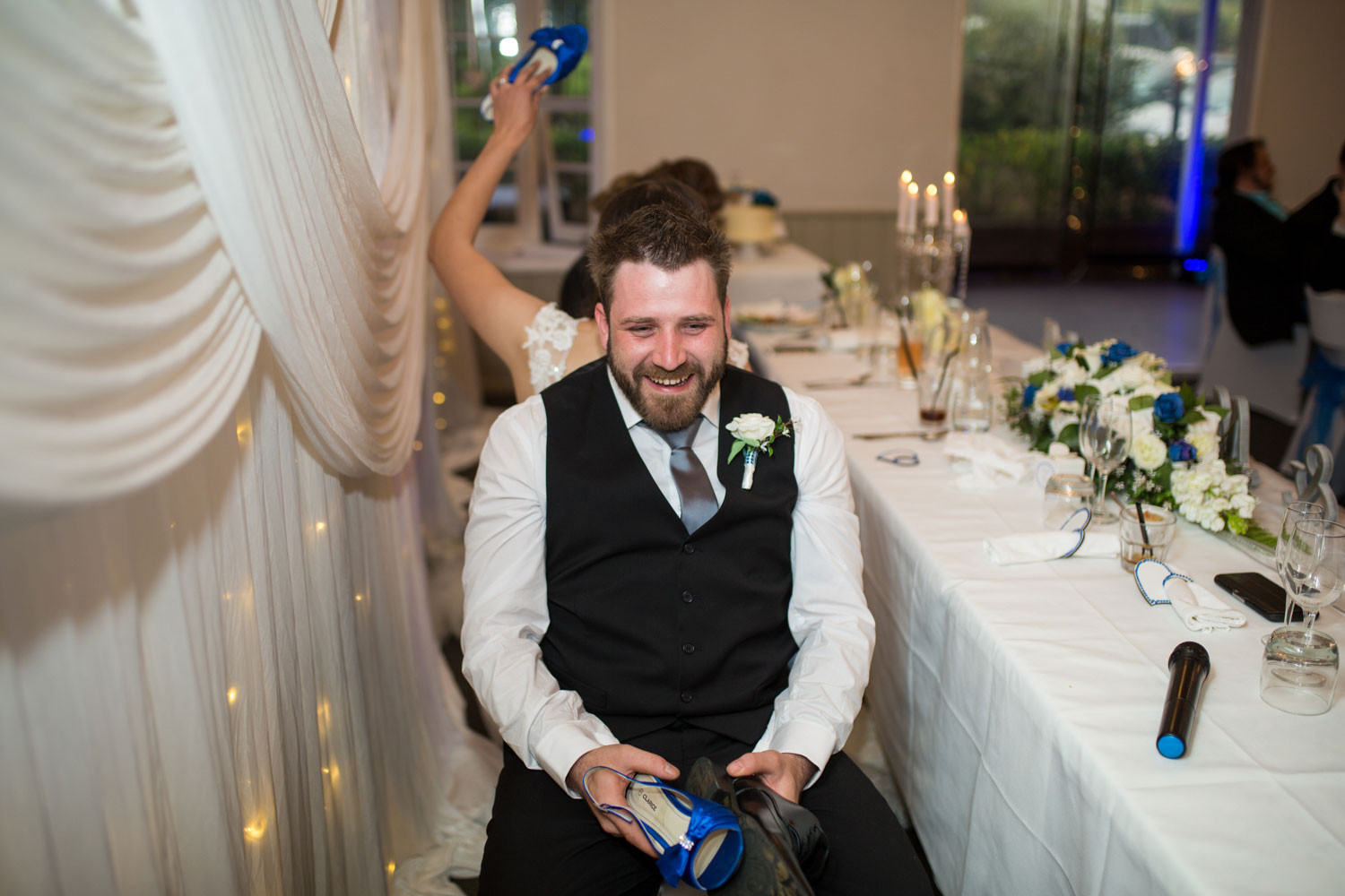 auckland wedding couple playing the shoe game