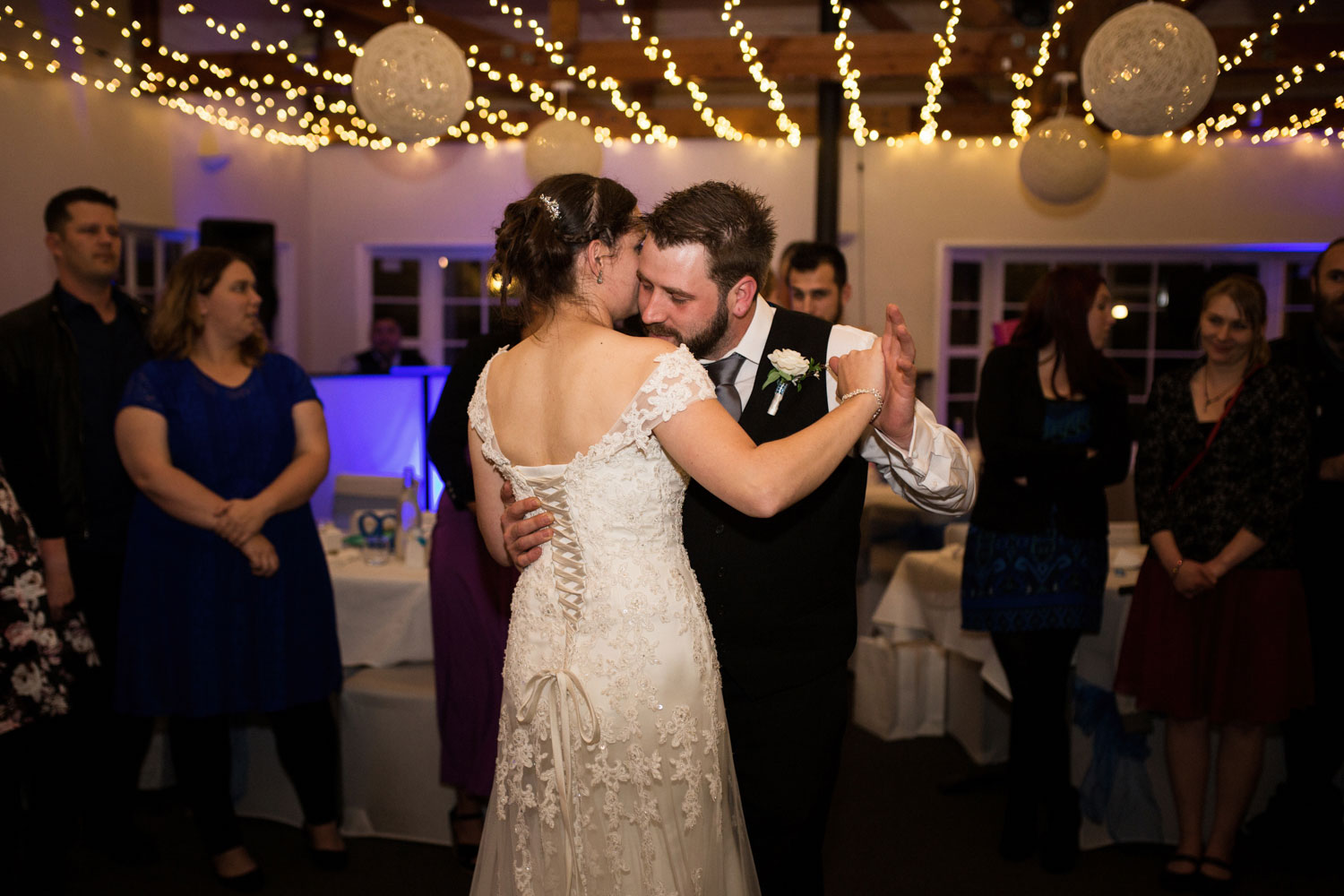 auckland wedding couple first dance