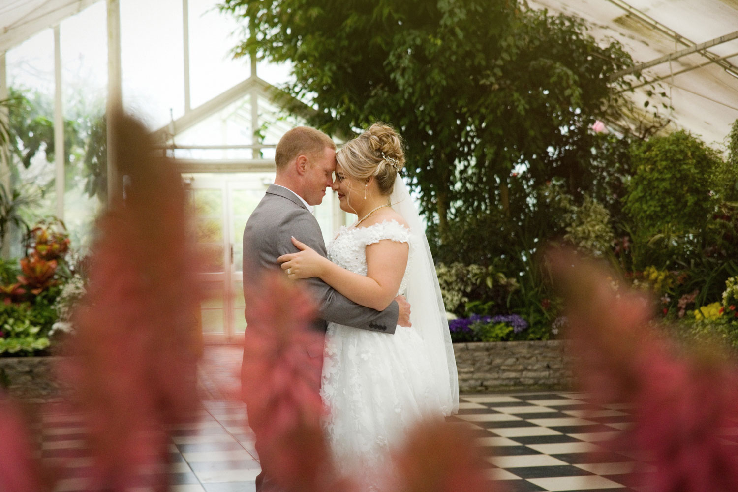 hamilton garden wedding photo couple embrace