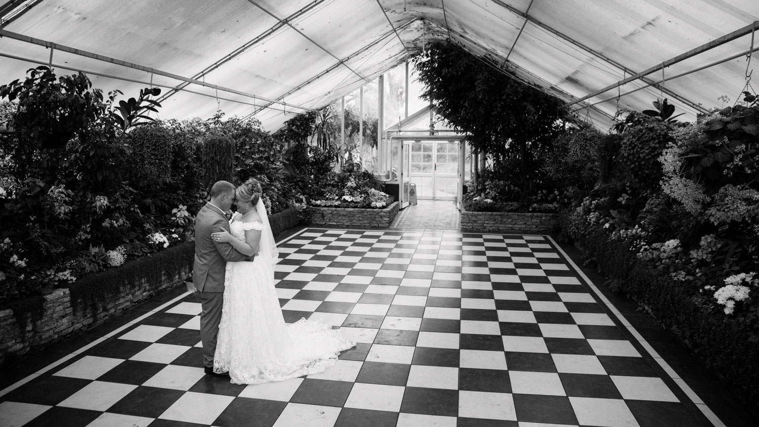 hamilton garden black and white photo of couple