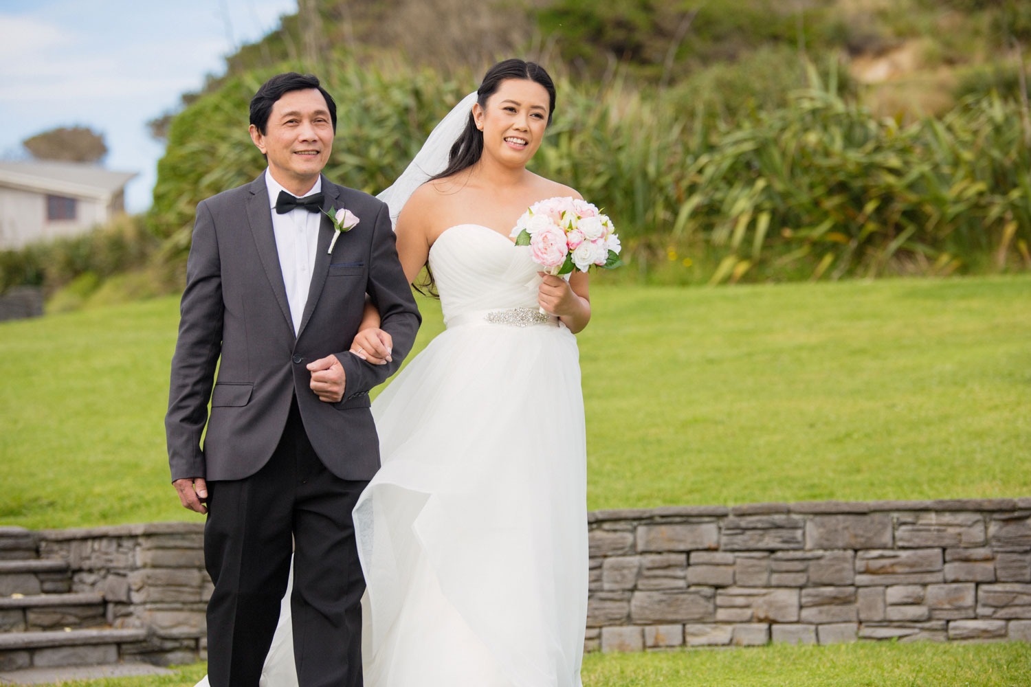 castaways waiuku wedding bride and father walking down the aisle