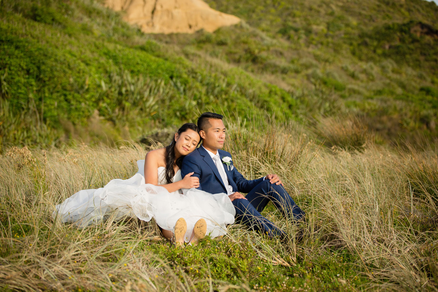 castaways waiuku wedding bride and groom on the grass