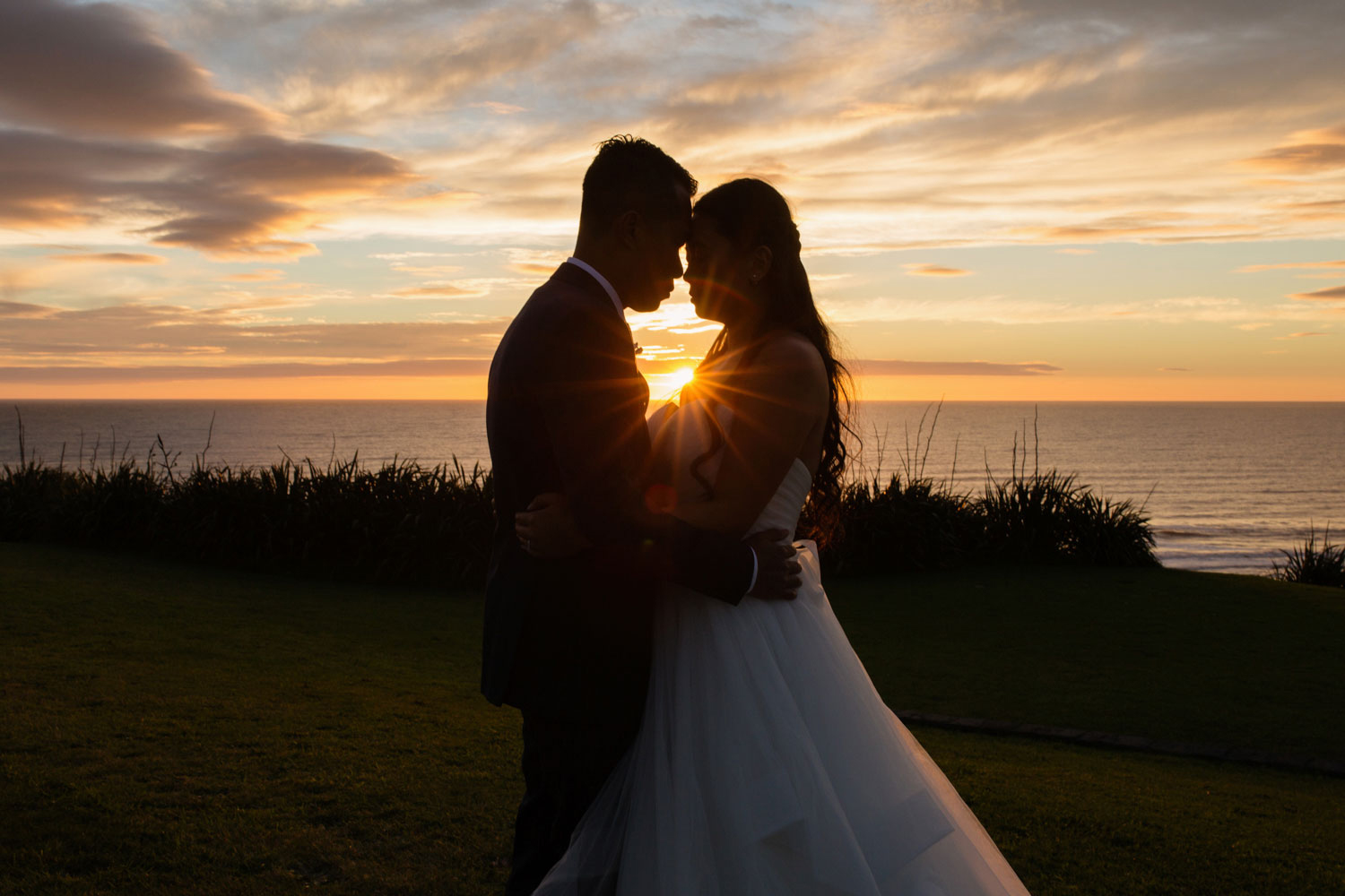 castaways waiuku wedding couple sunset photo
