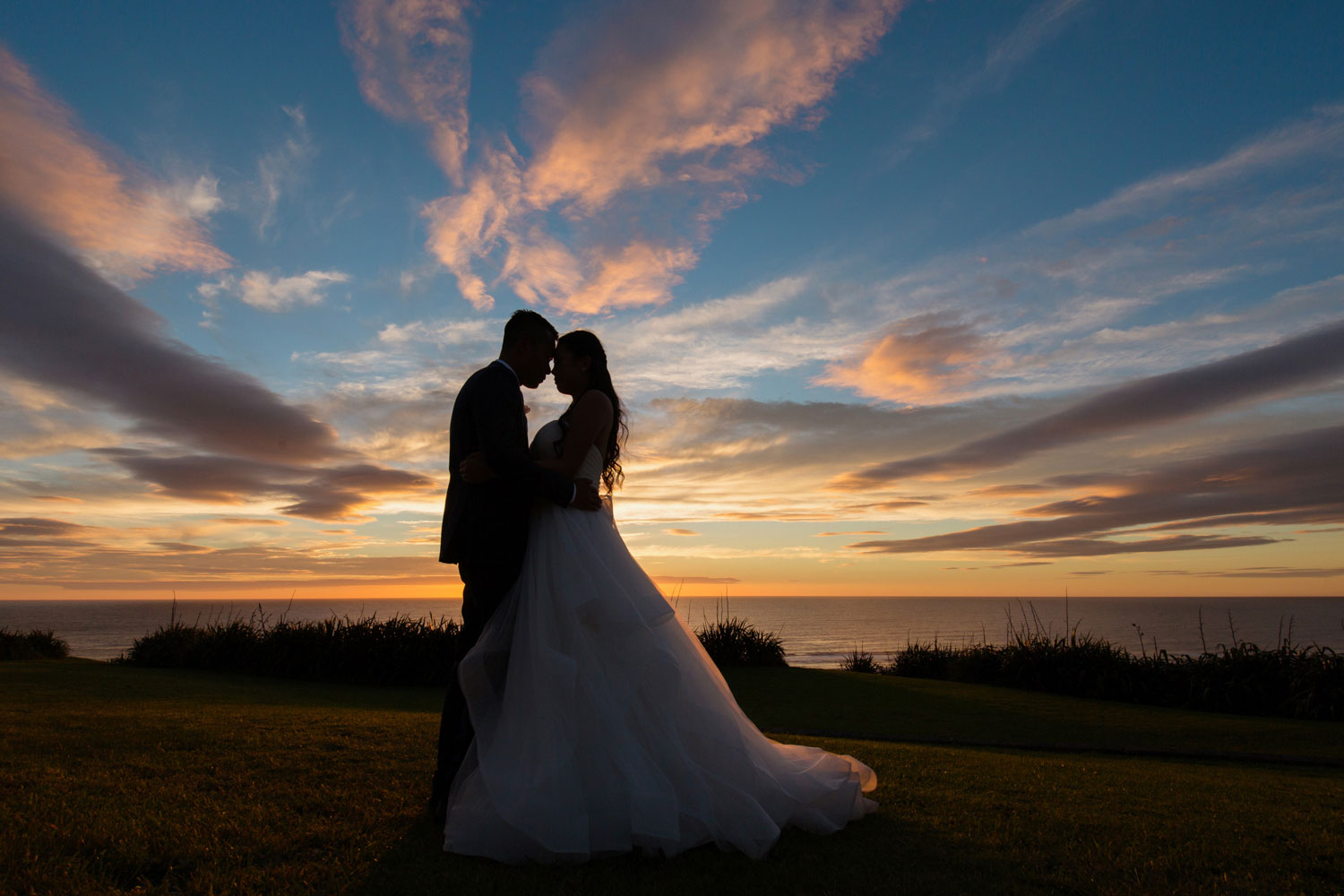 castaways waiuku wedding bride and groom sunset photo