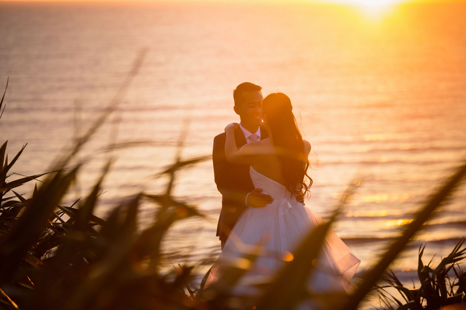 castaways waiuku wedding bride and groom sunset