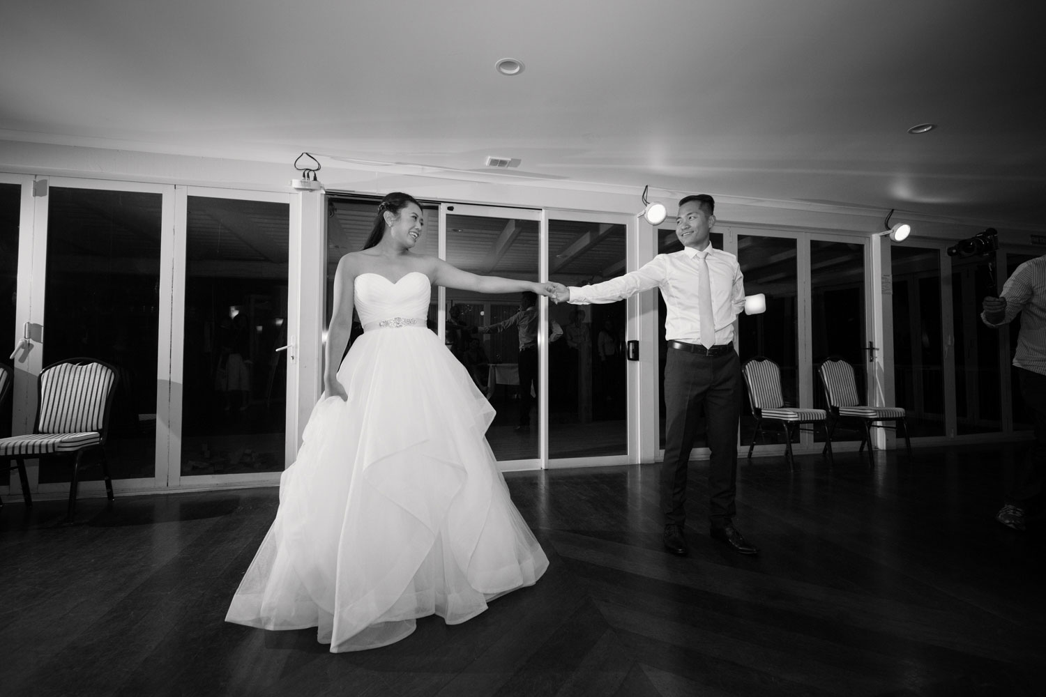 castaways waiuku wedding couple first dance