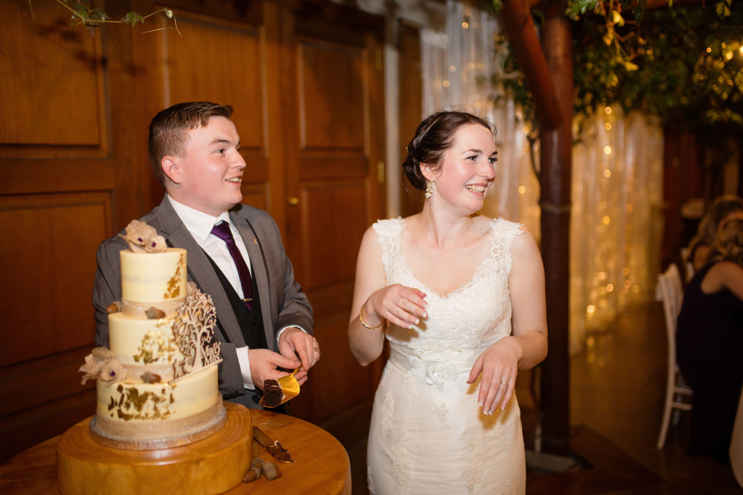 wedding cake cutting