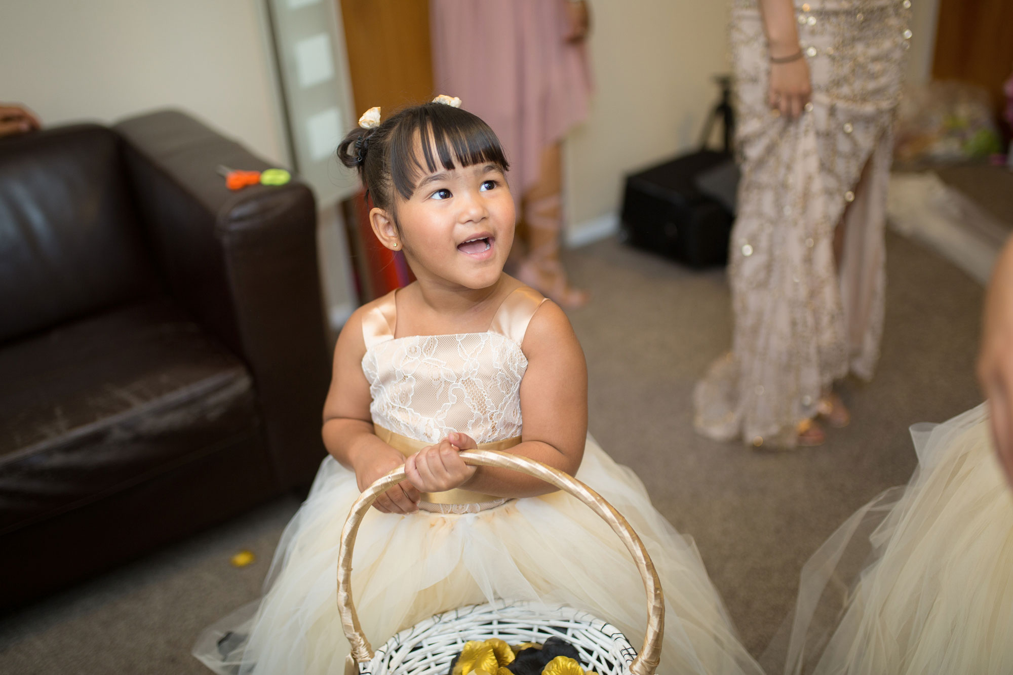 flower girl preparing