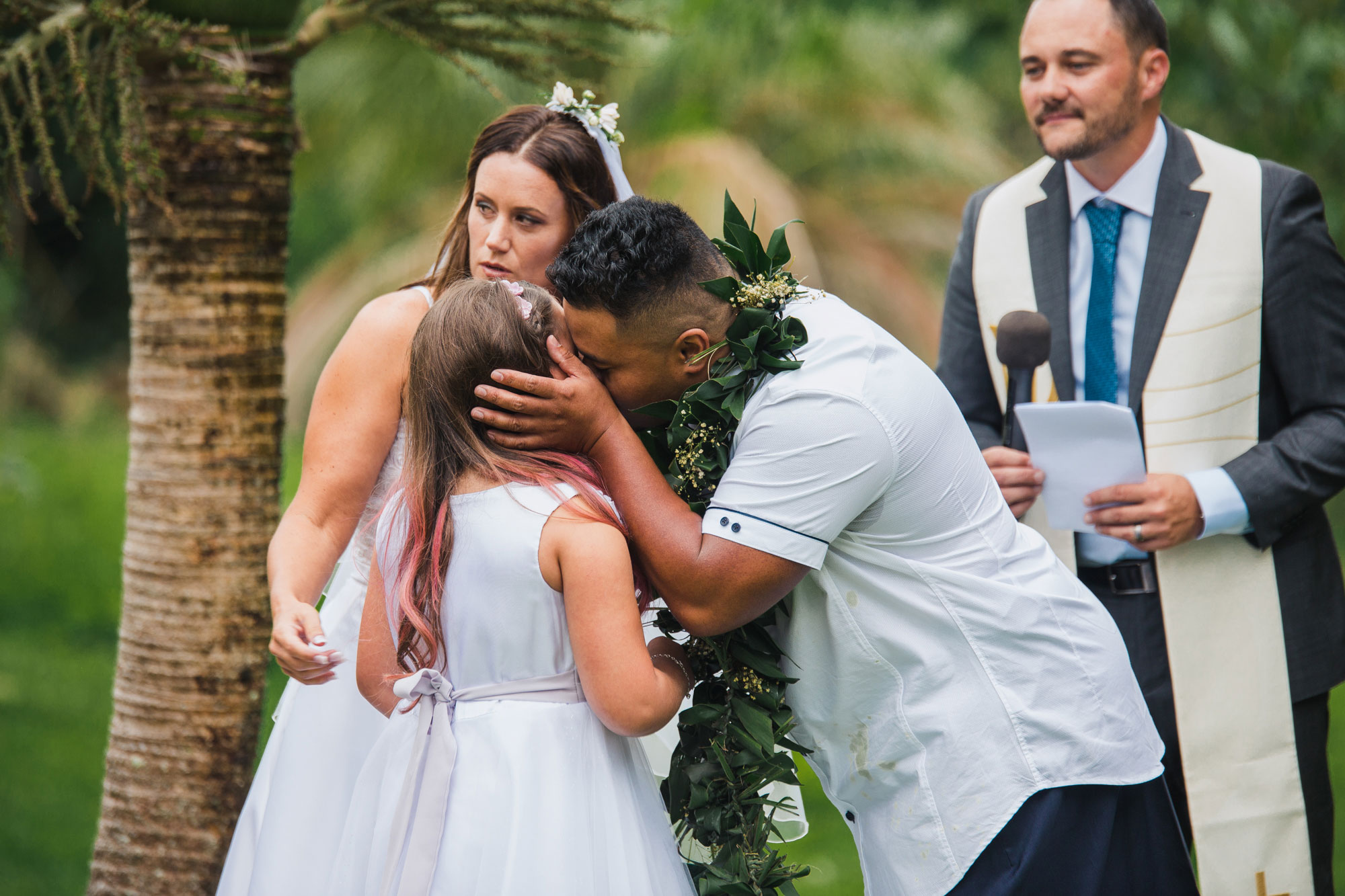 groom kiss