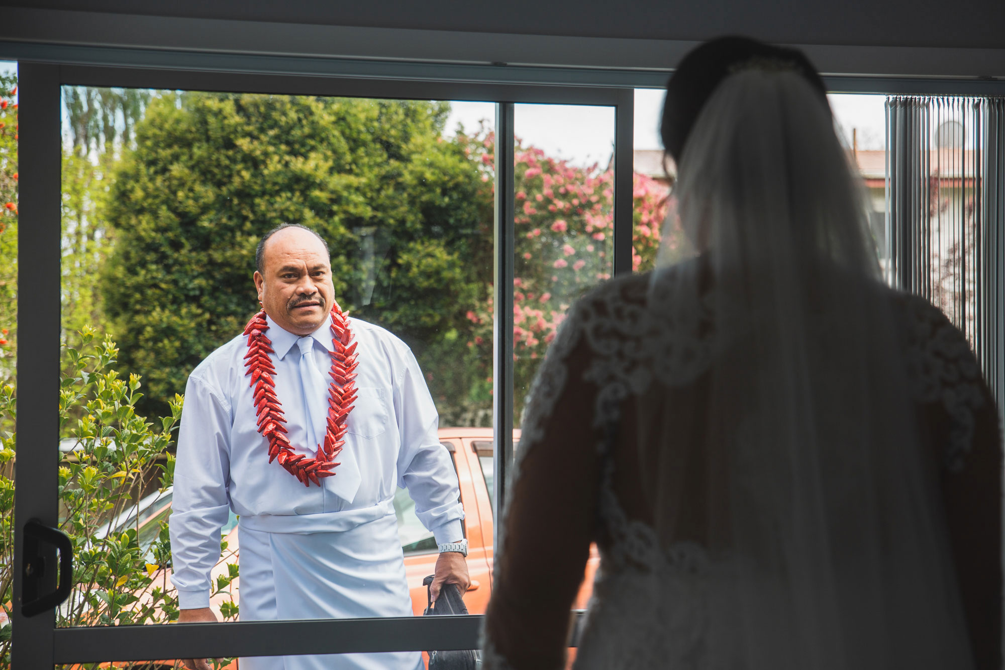 father seeing bride first time
