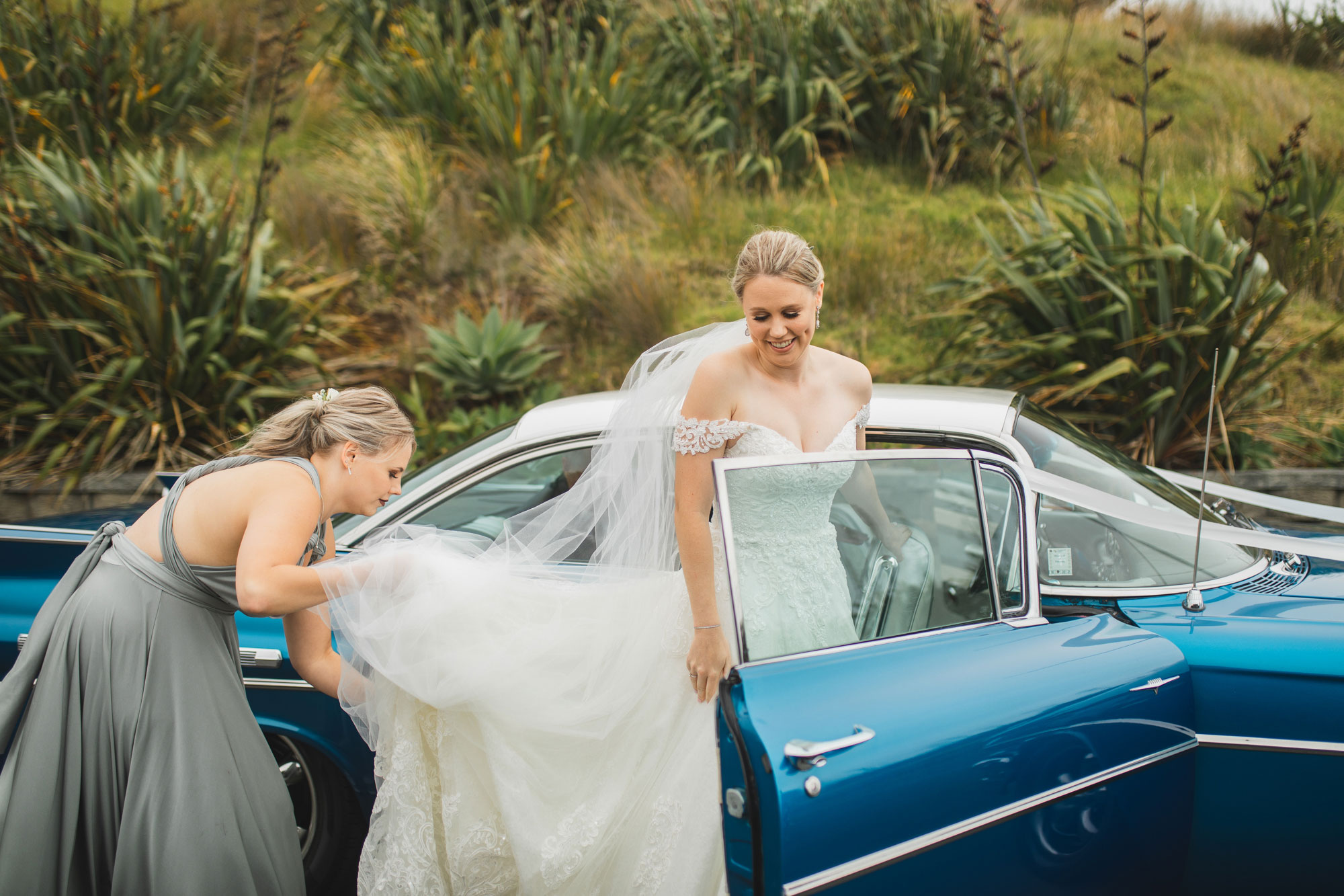 castaways auckland wedding bride and sister