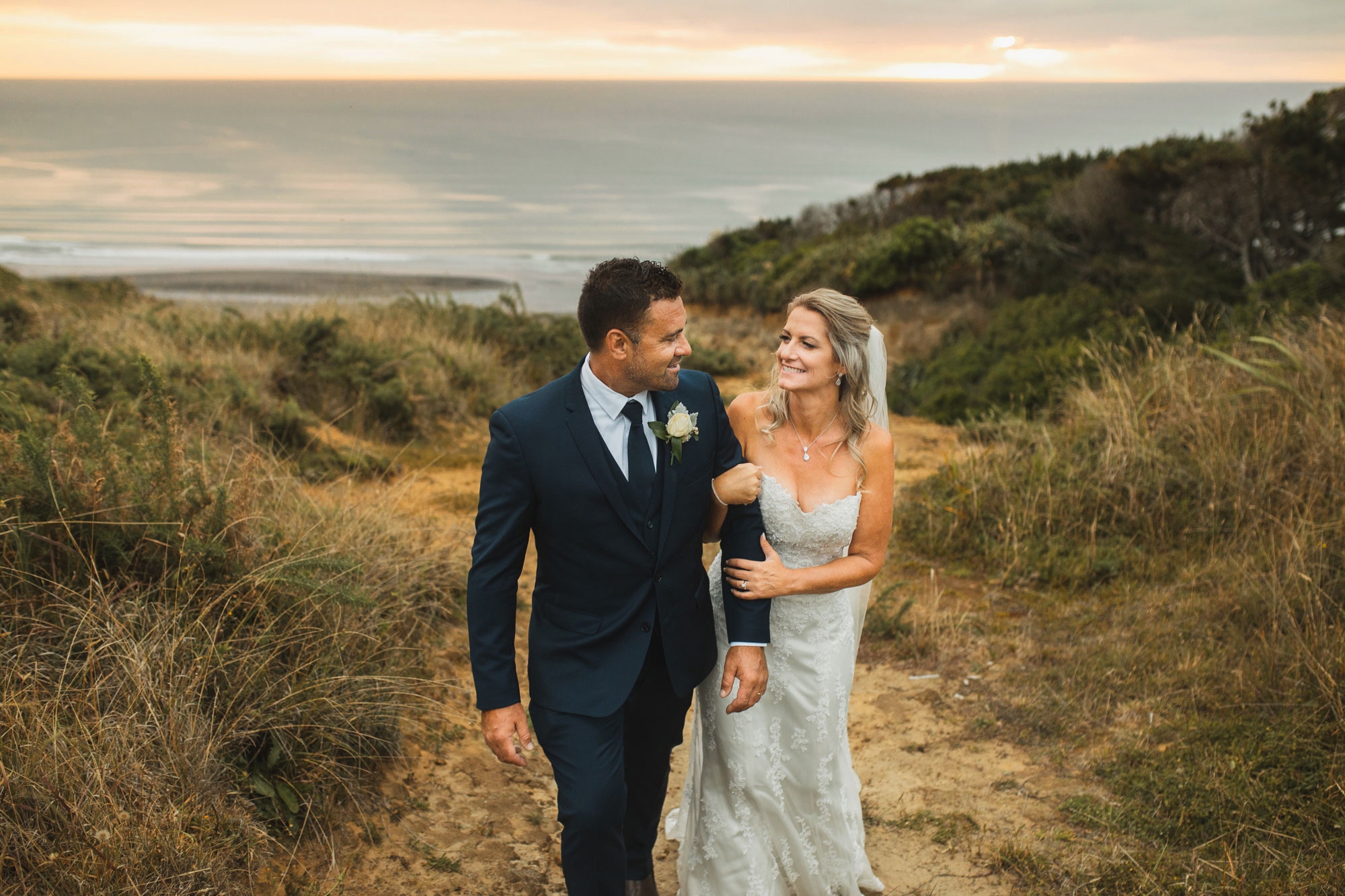 auckland castaways wedding sunset couple photo