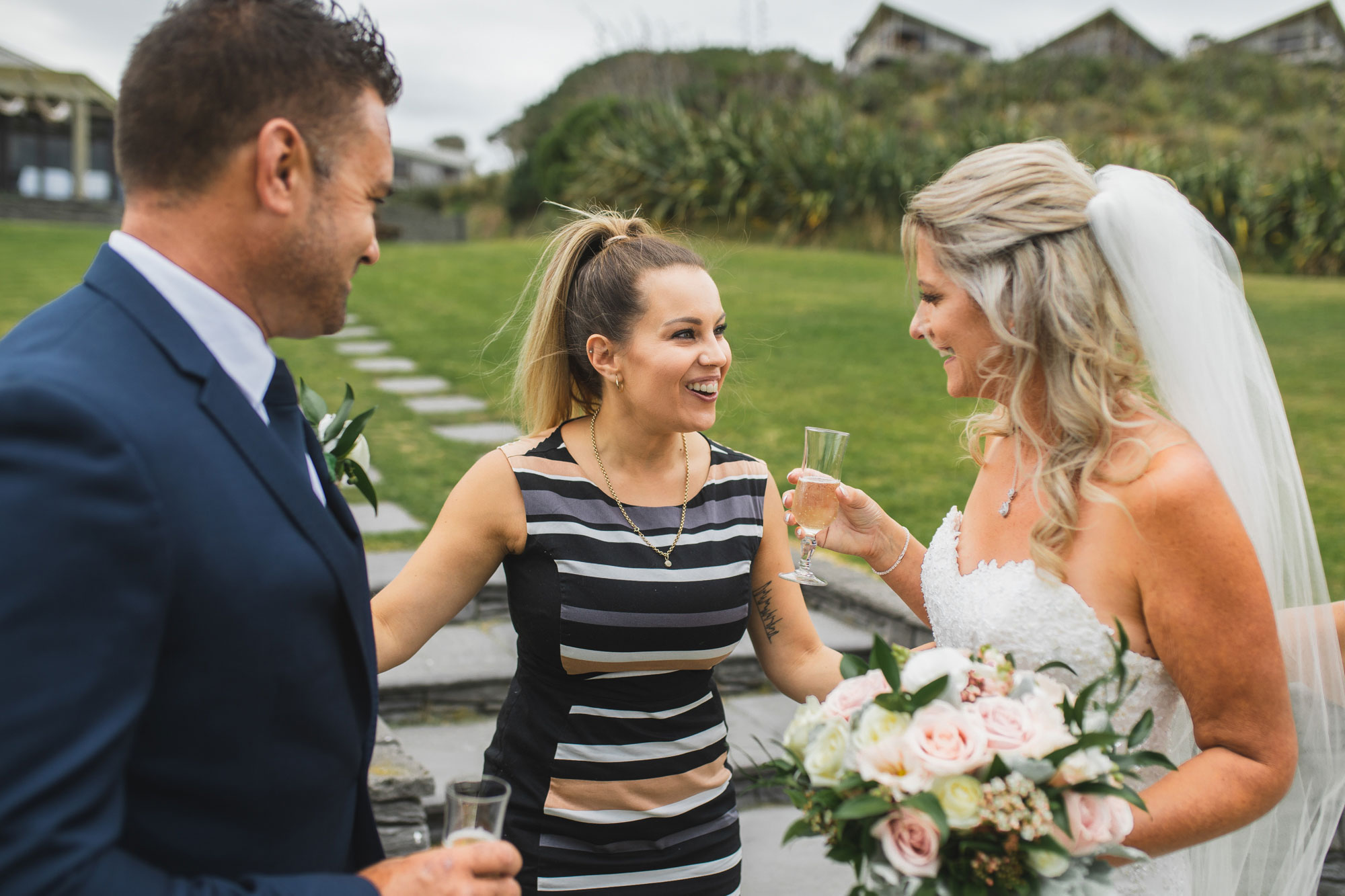 auckland castaways wedding celebrant and the couple