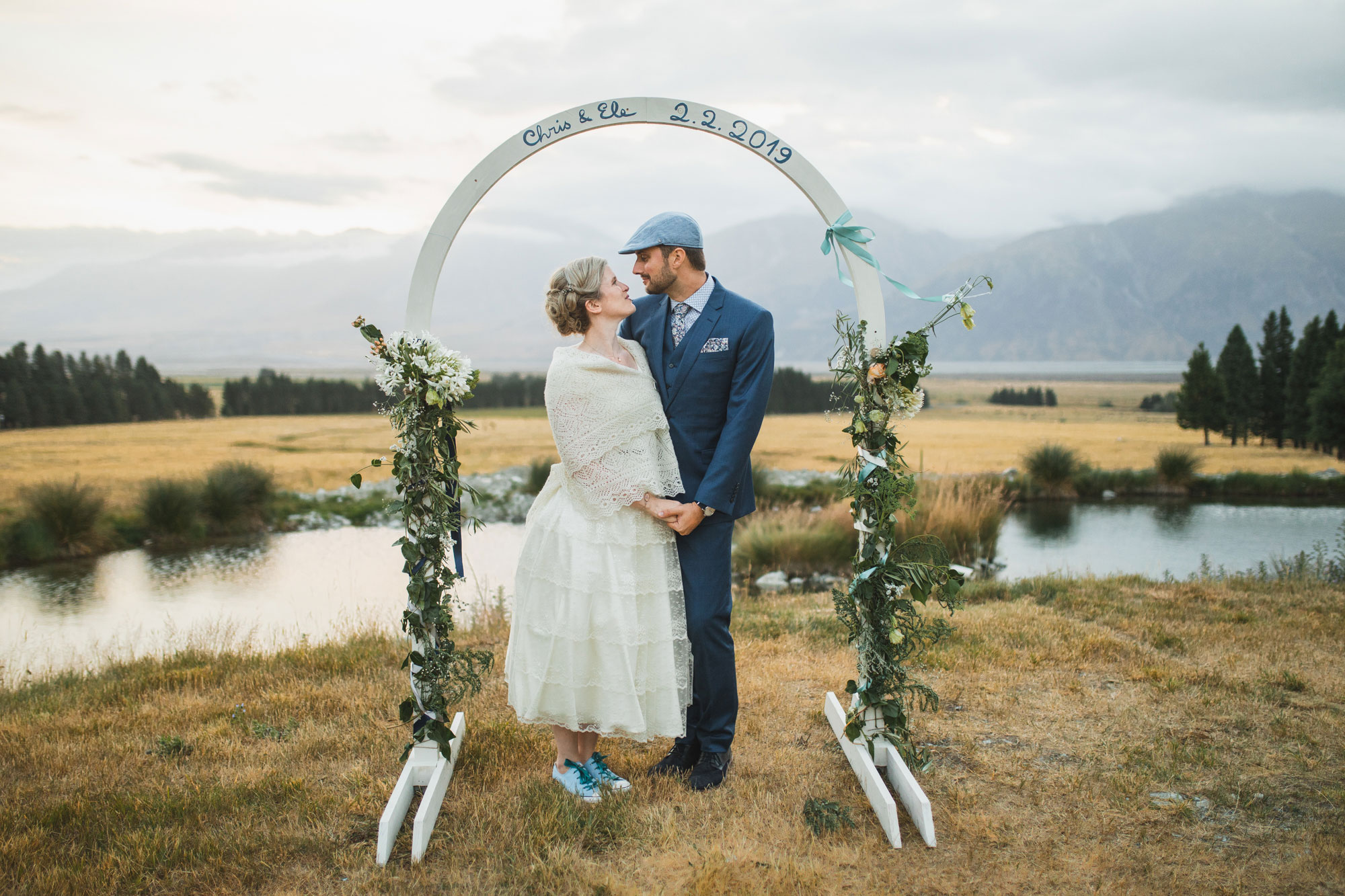 christchurch wedding couple under the arch