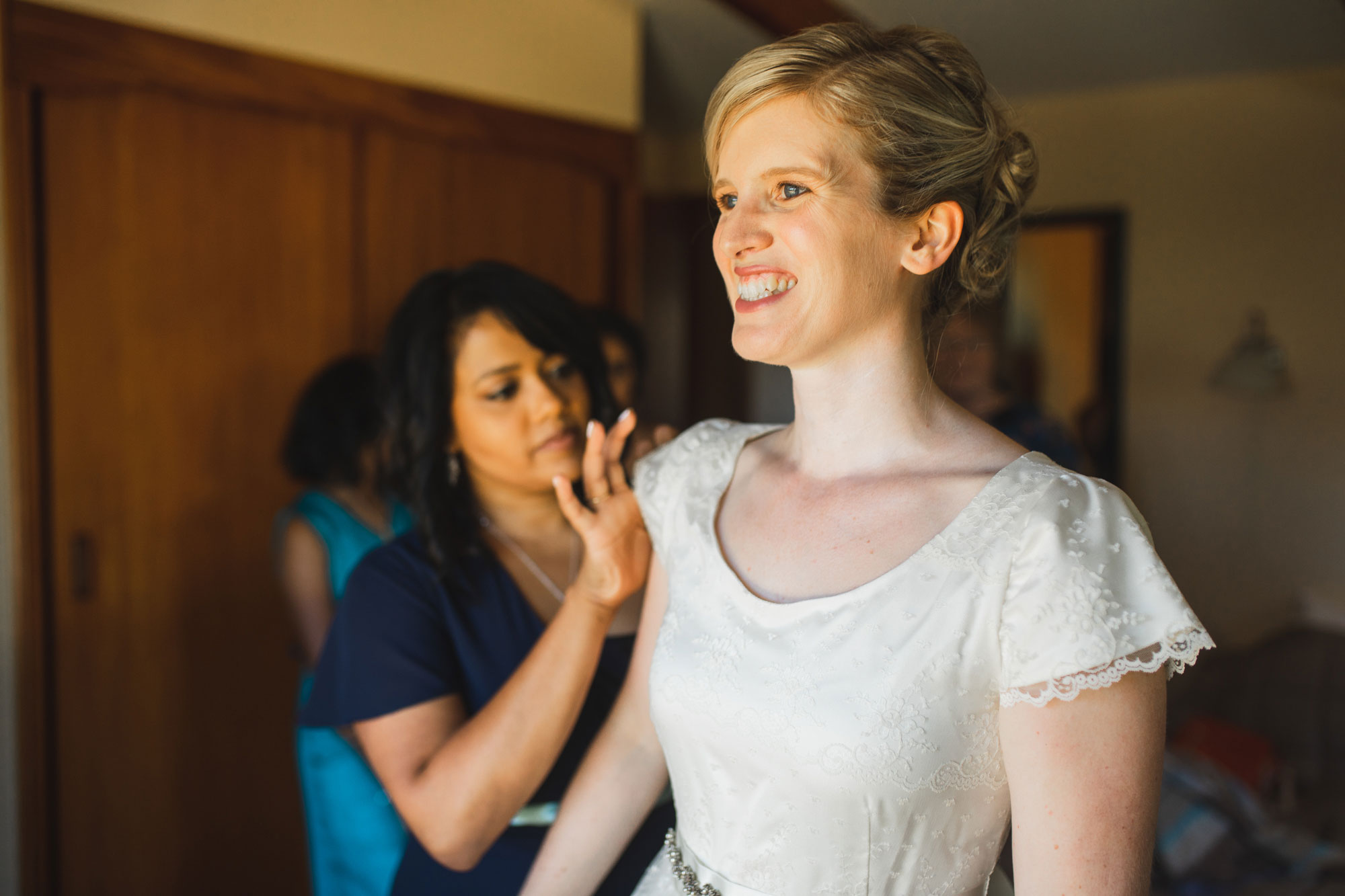 bride getting ready mt potts lodge