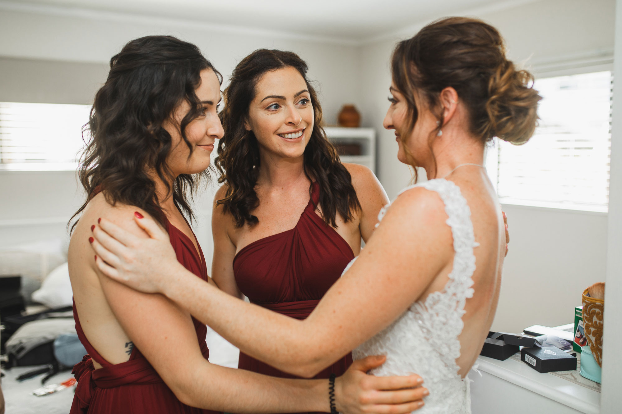 auckland wedding bride and her sisters