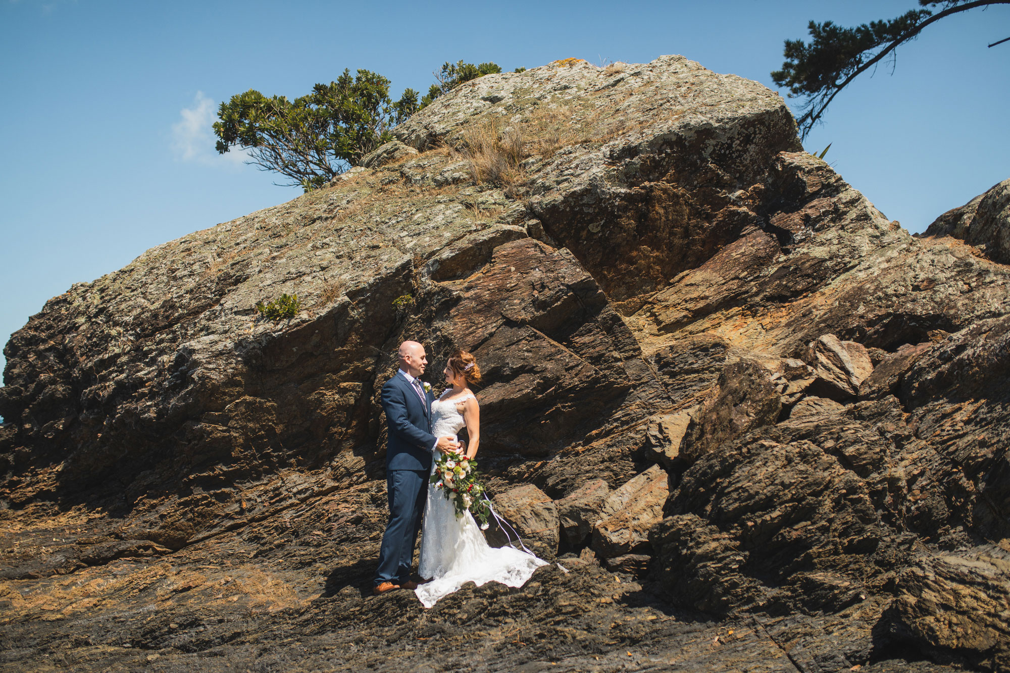 tawharanui regional park bride and groom