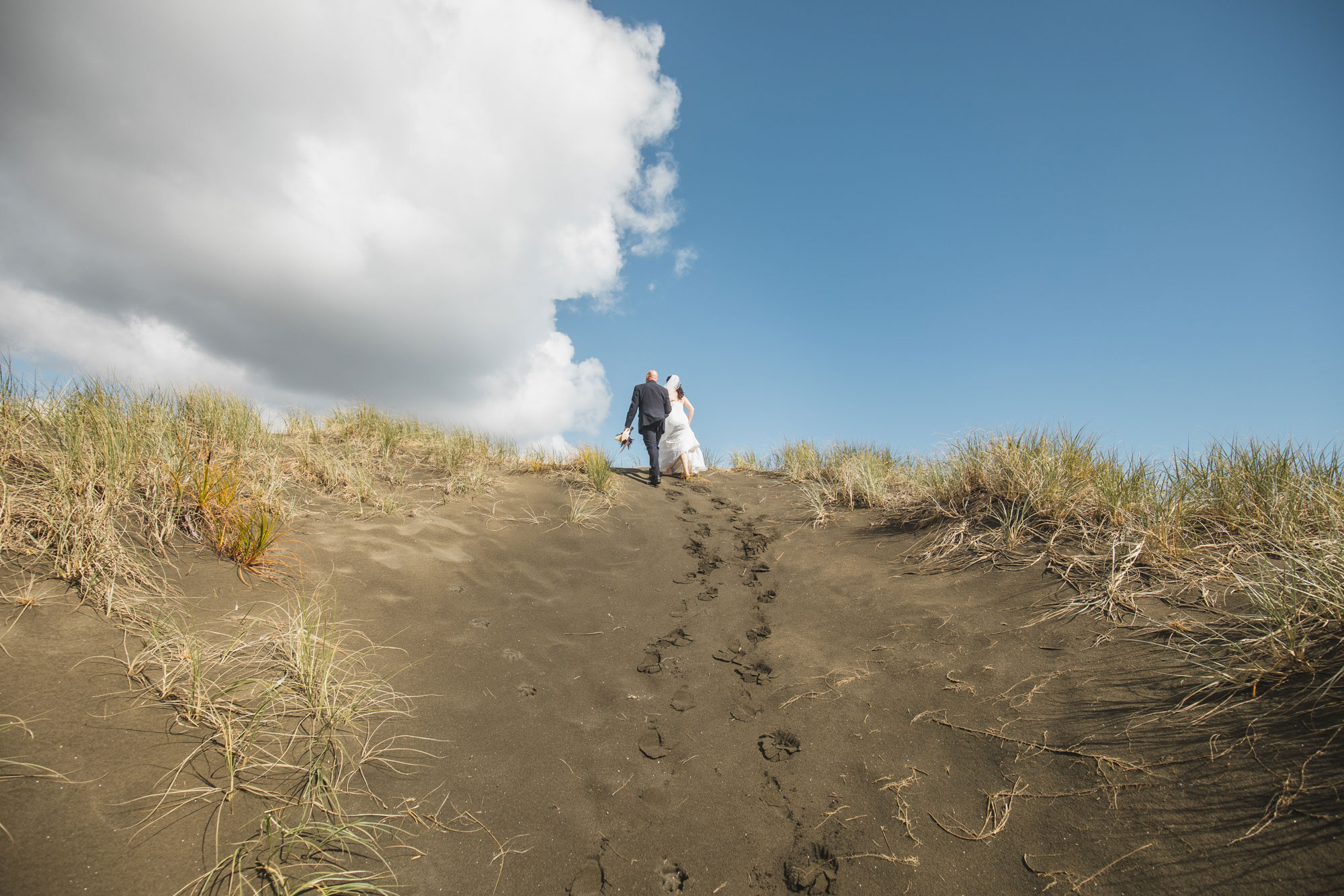 bethells beach couple photo