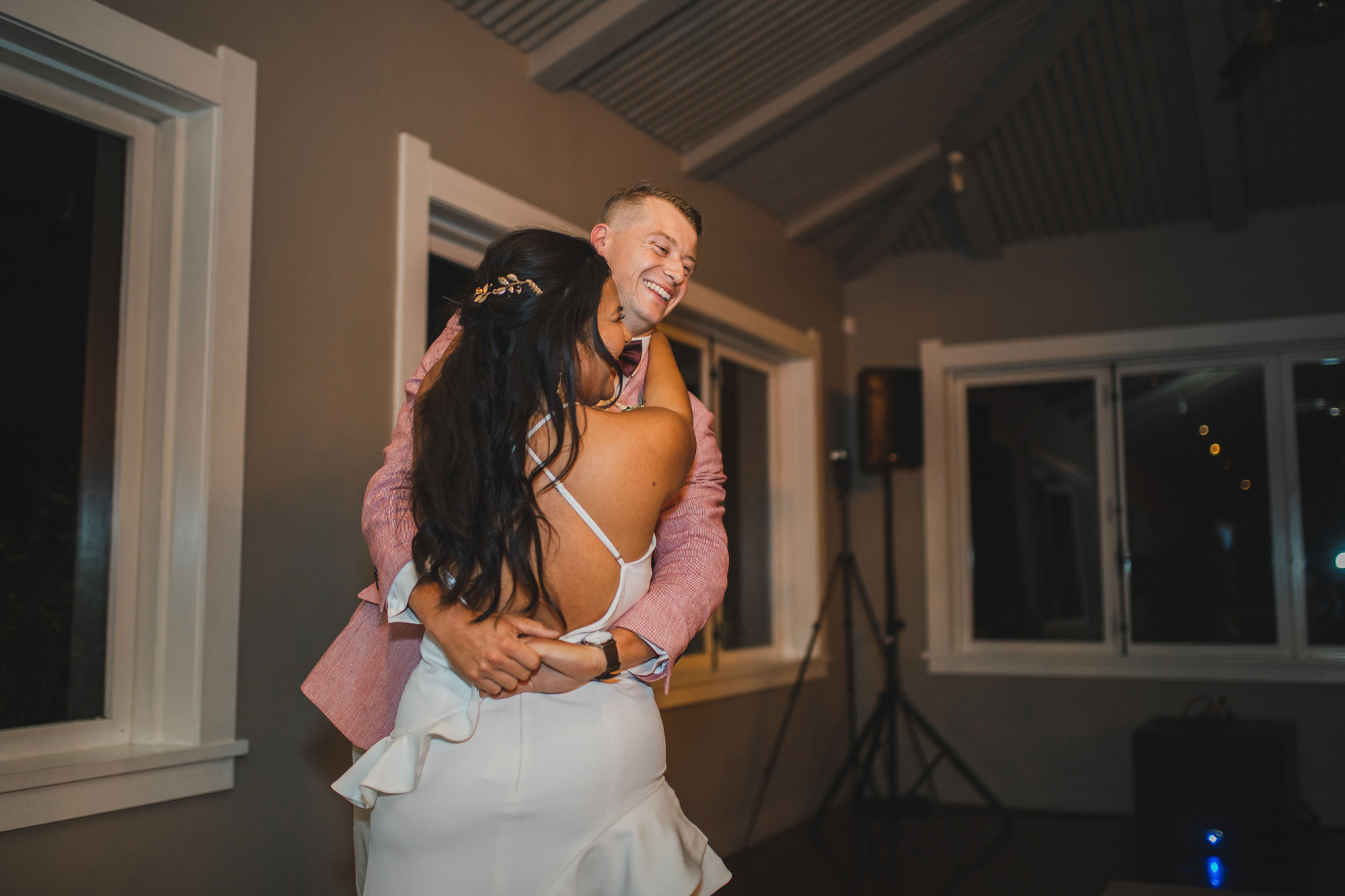 hawke's bay wedding couple first dance