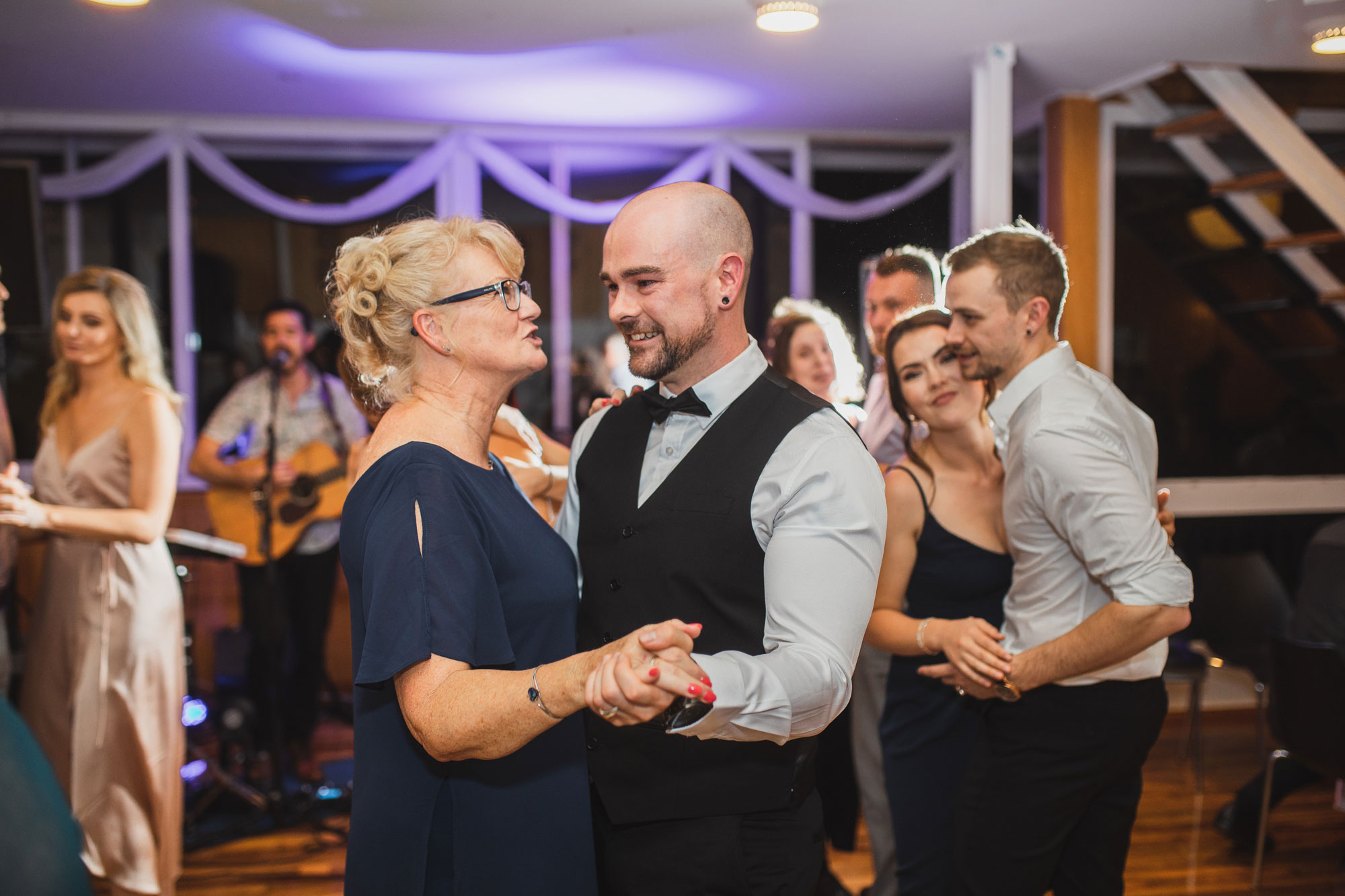 groom and mother dance