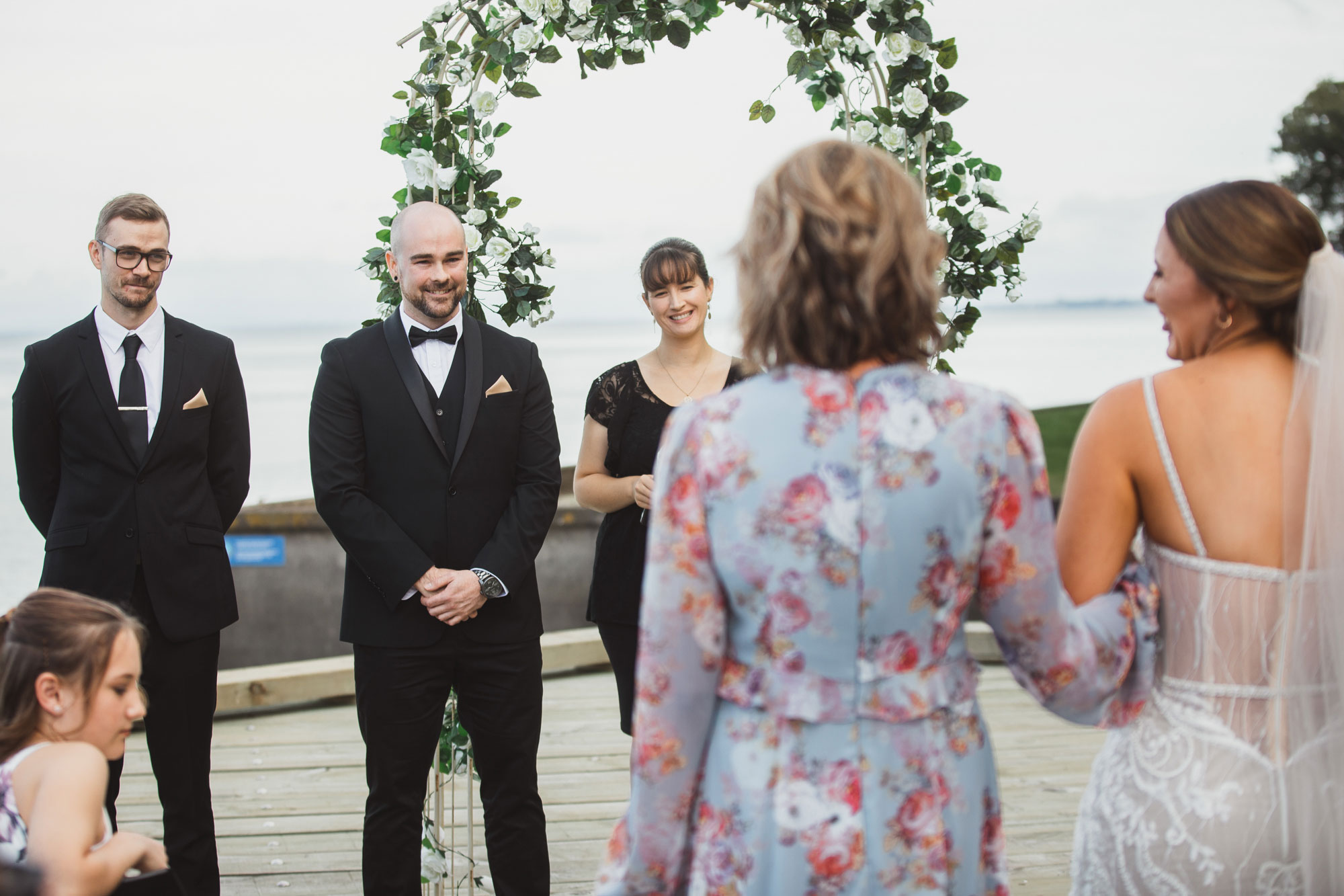 groom reaction to bride arriving