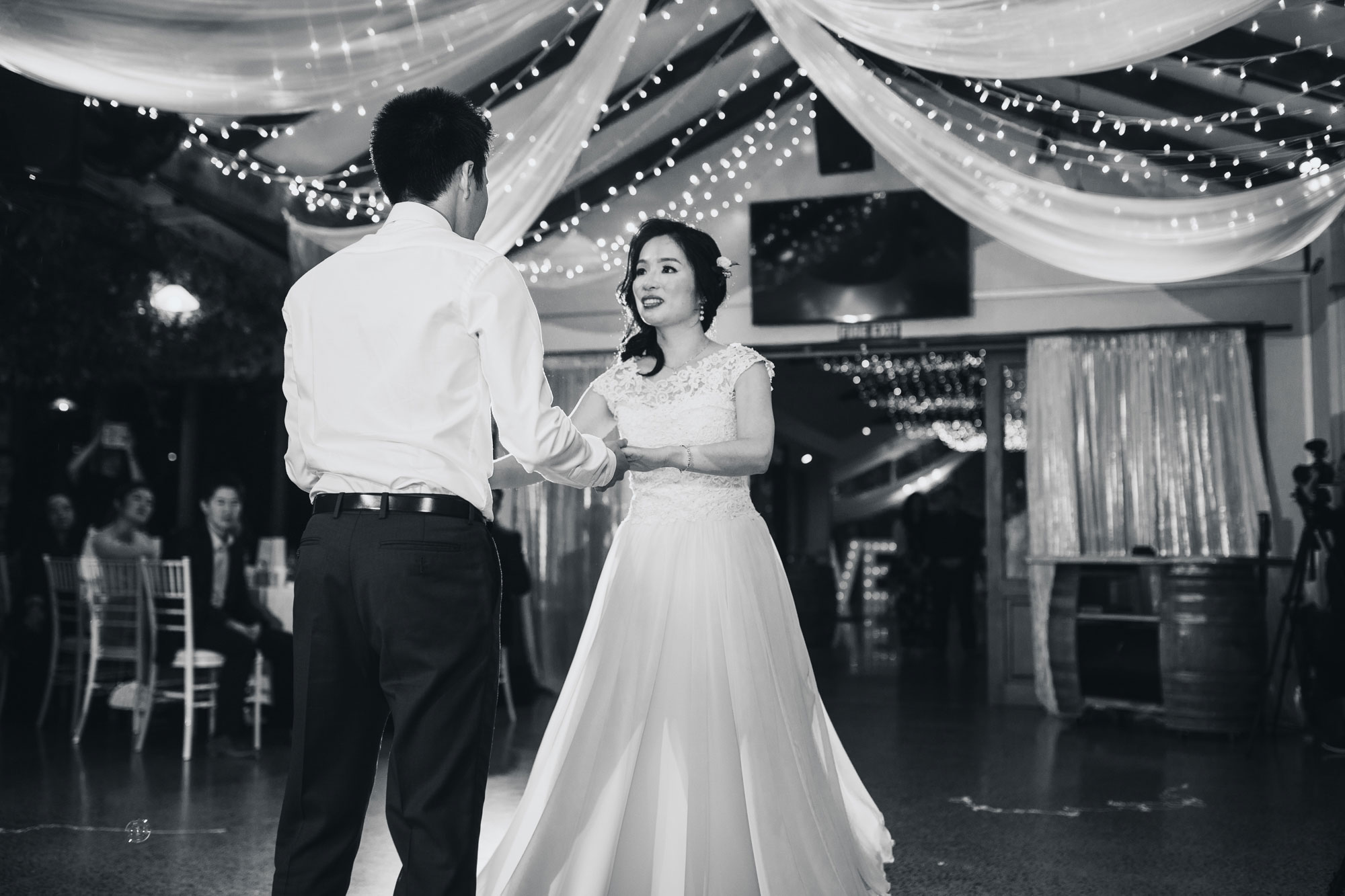 markovina vineyard couple first dance