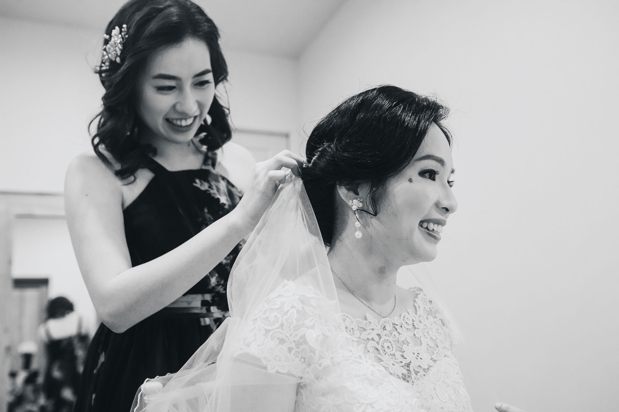 bride putting on veil before the ceremony