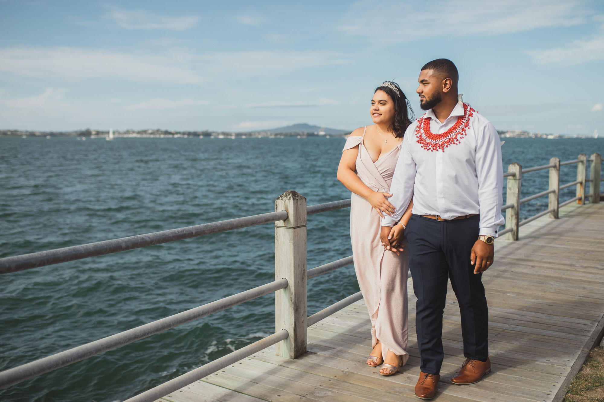 wedding photo by the auckland harbour bridge