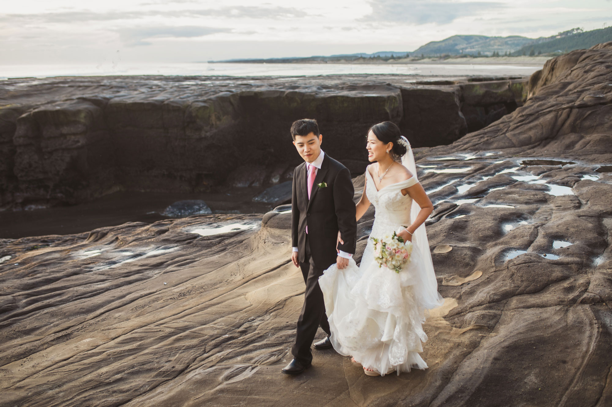 couple shoot at muriwai beach