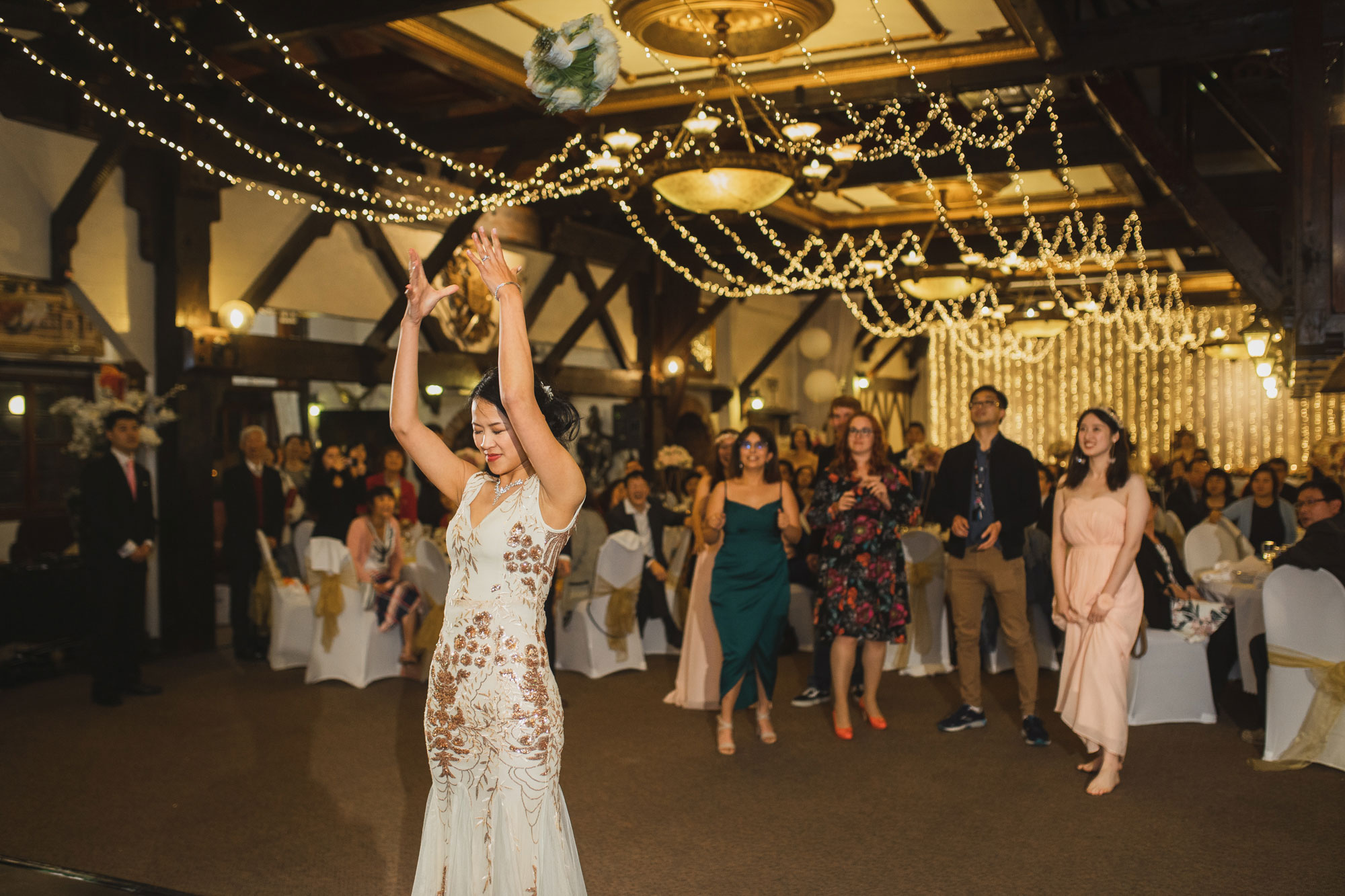 bouquet toss at settlers country manor