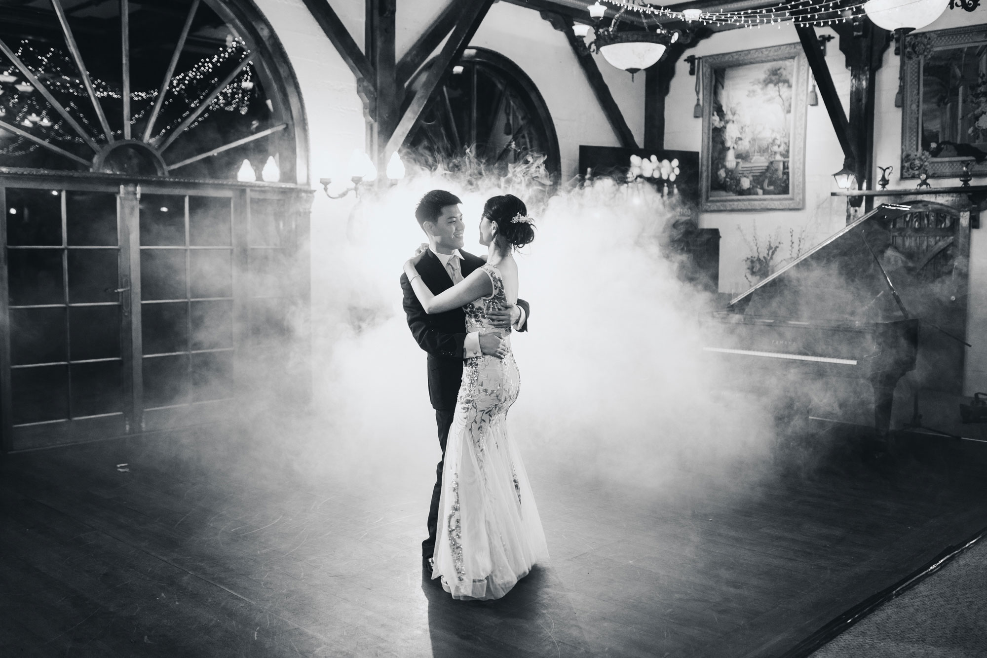 couple first dance at settlers country manor