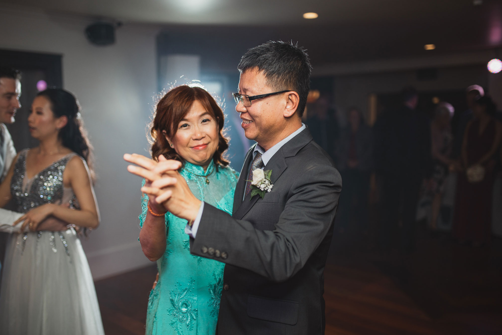 parents of the bride dancing