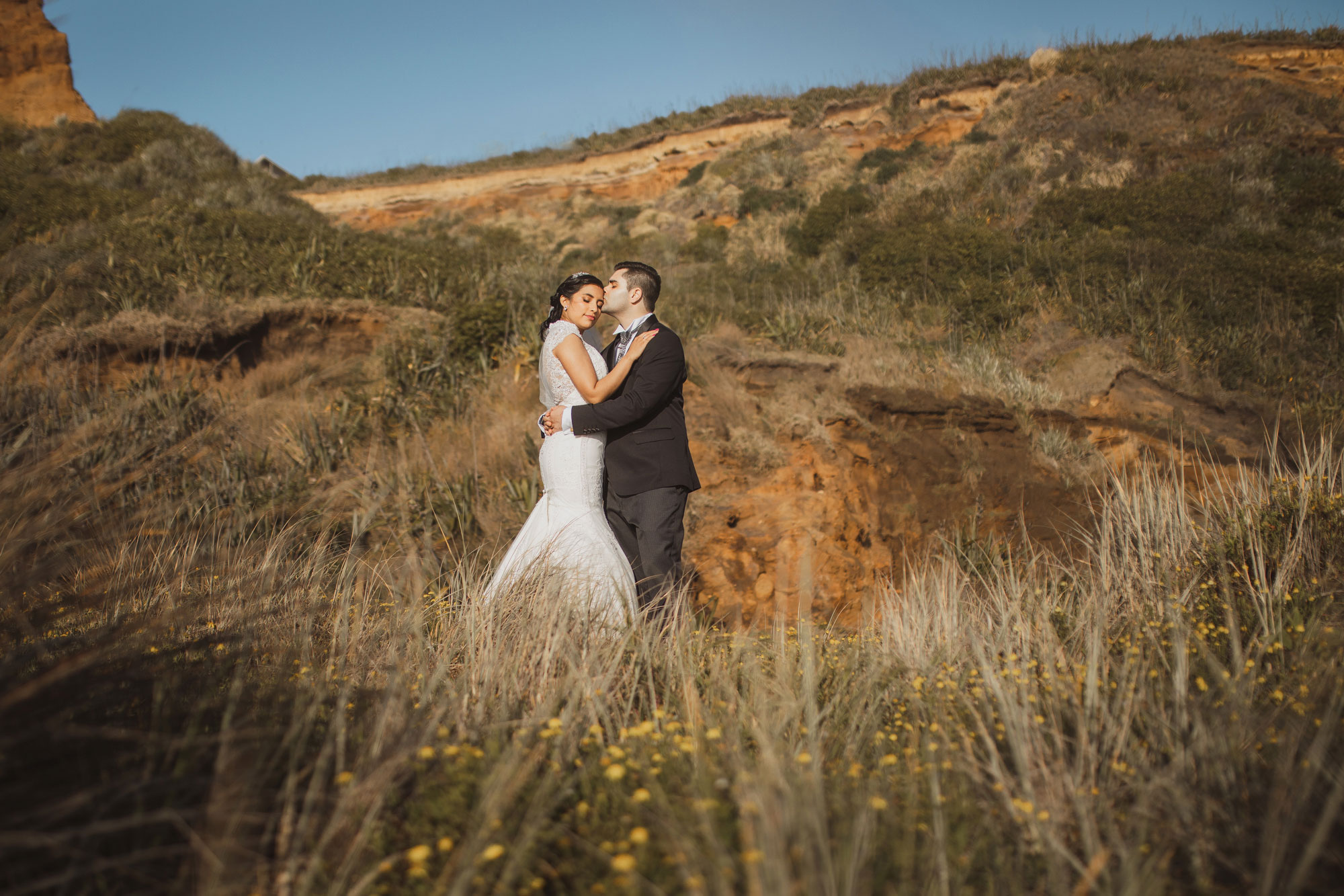 bride and groom on karioitahi beach